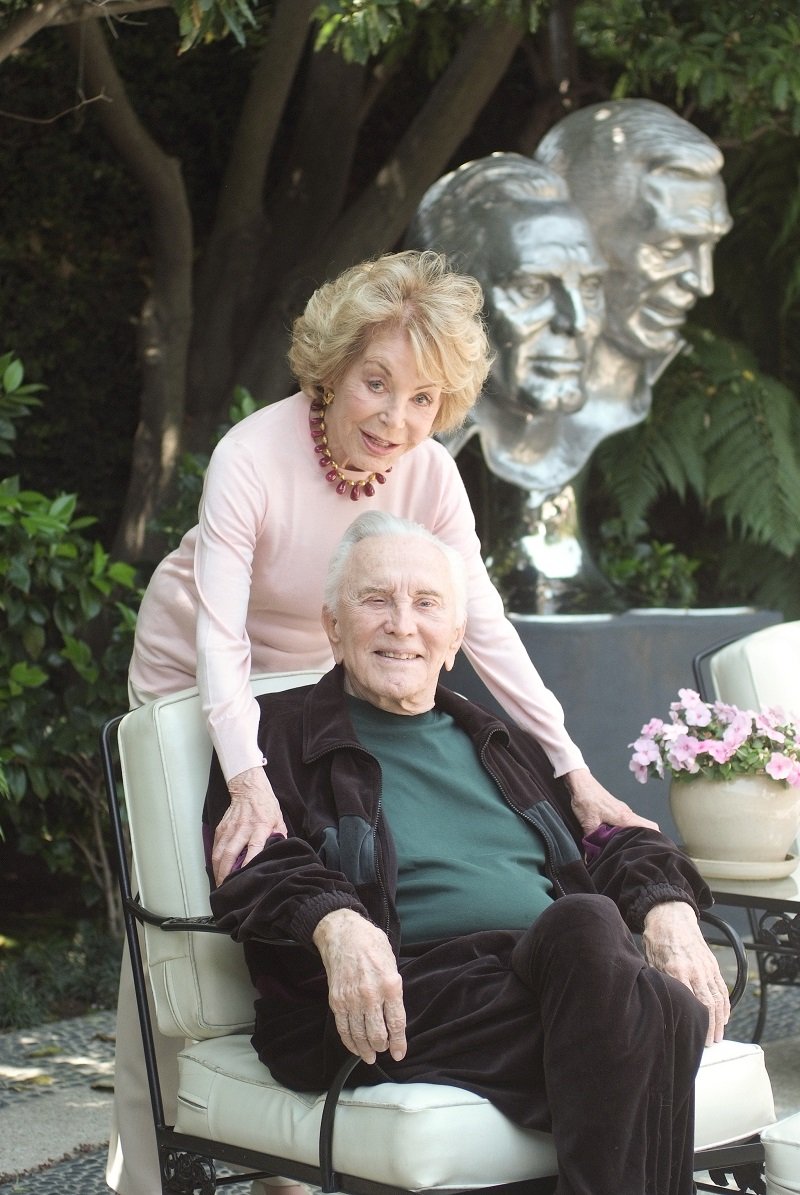 Kirk Douglas and Anne Buydens at home in Los Angeles, California, in 2009 | Photo: Getty Images 