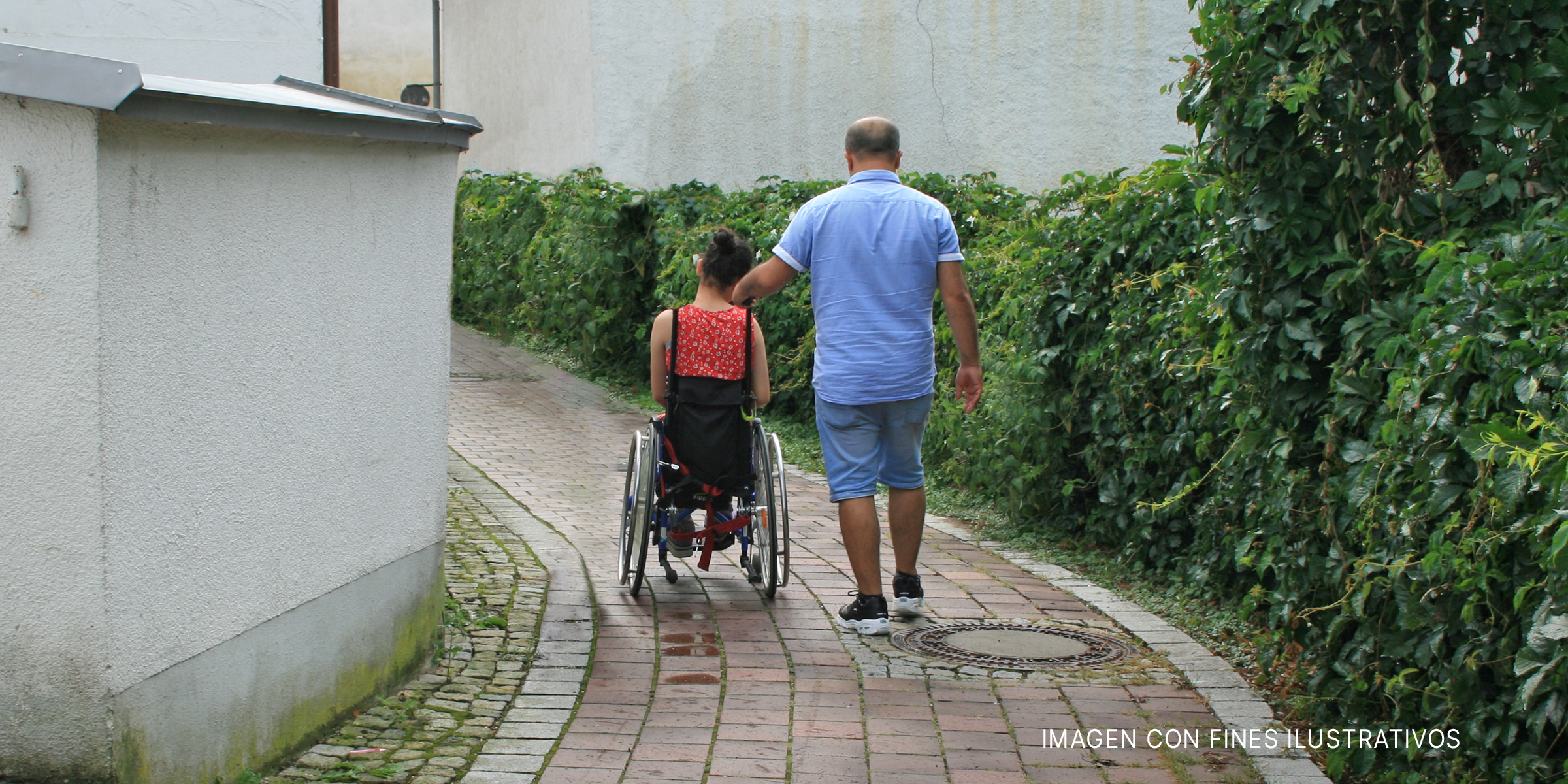 Hombre con chica en silla de ruedas. | Foto: Shutterstock