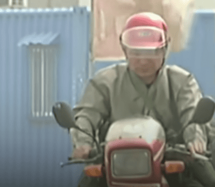 Der Vater Guo auf der Suche nach seinem Sohn. | Quelle: youtube.com/nowthisnews