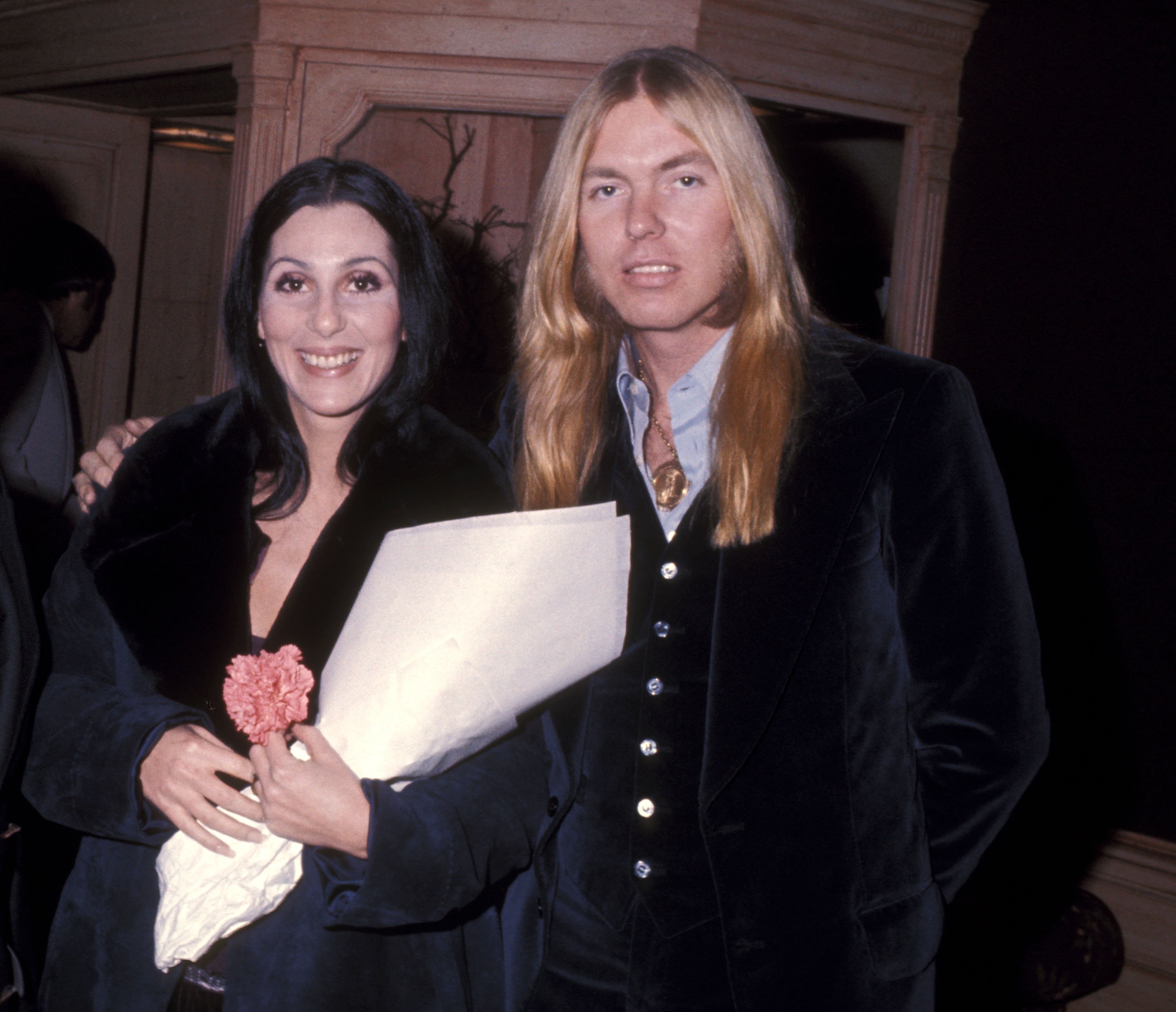 Cher and Gregg Allman, on January 21, 1977, leaving the Georgetown Inn in Washington | Photo: Getty Images