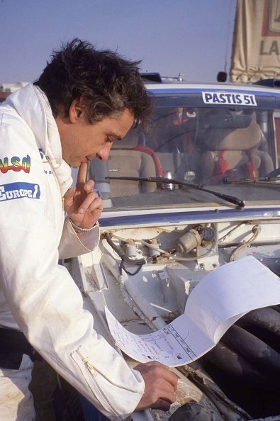 Le chanteur Michel Sardou lors du rallye Paris-Dakar en 1984, Sénégal. | Photo : Getty Images