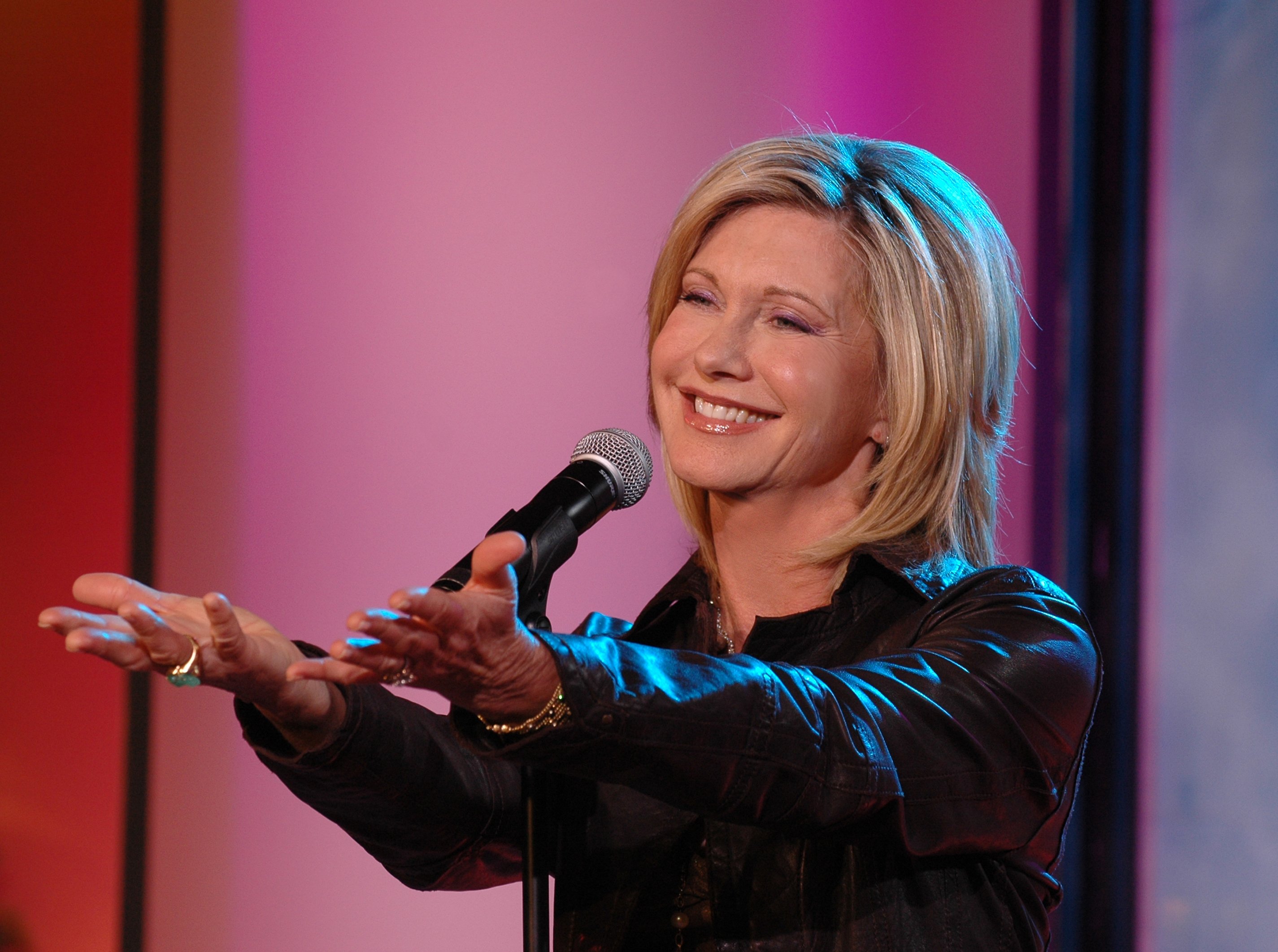 Olivia Newton-John performs a song from her Christmas CD on "Good Morning America." | Source: Getty Images