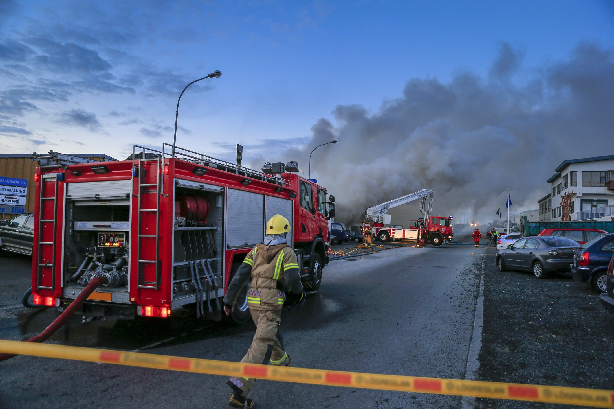 Feuerwehrmann rennt zur Feuerszene | Quelle: Getty Images