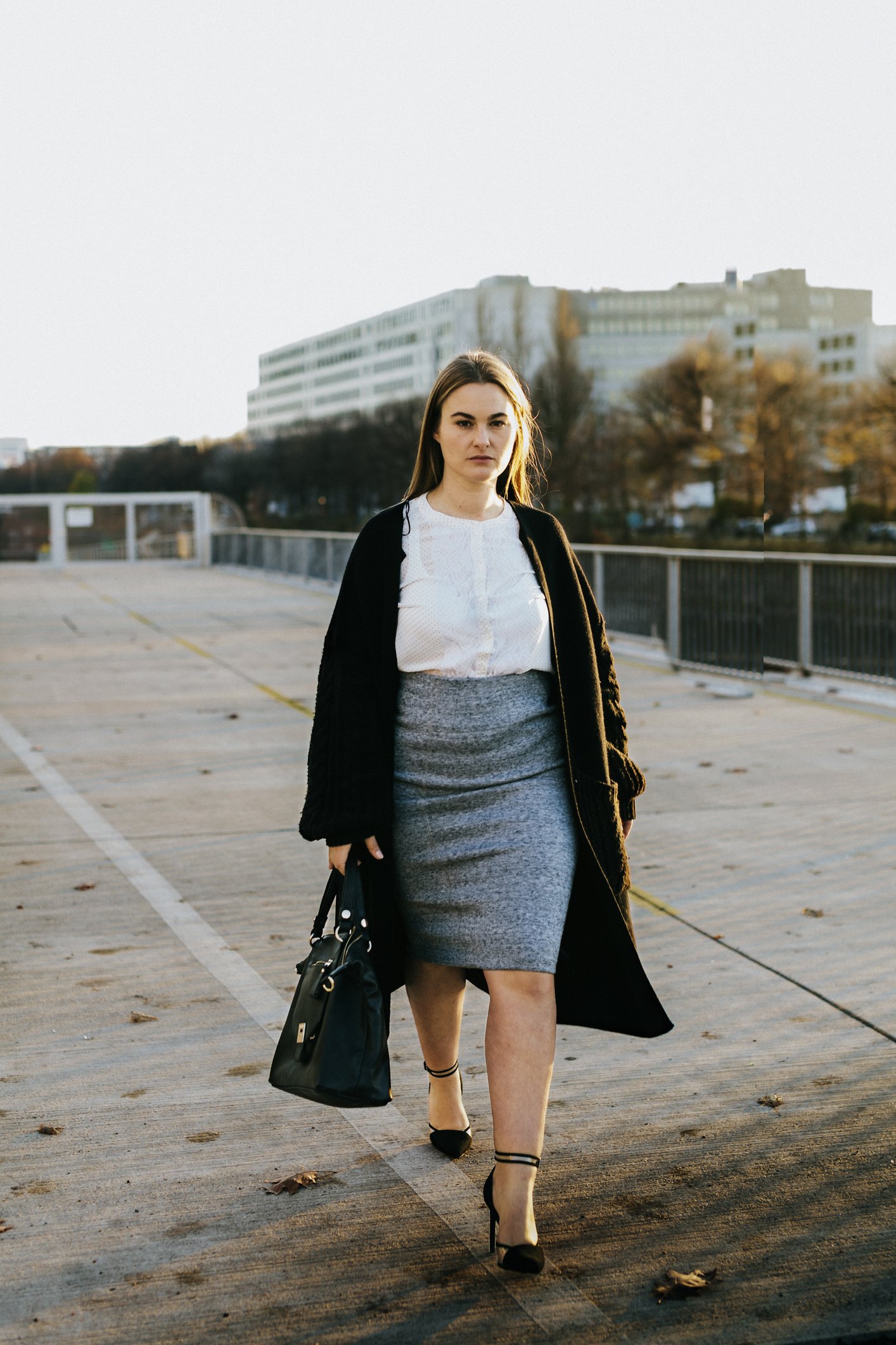 Une femme portant un cardigan. | Photo : Getty Images