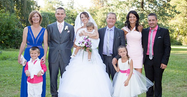 Recién casados junto a su familia. | Foto: Shutterstock