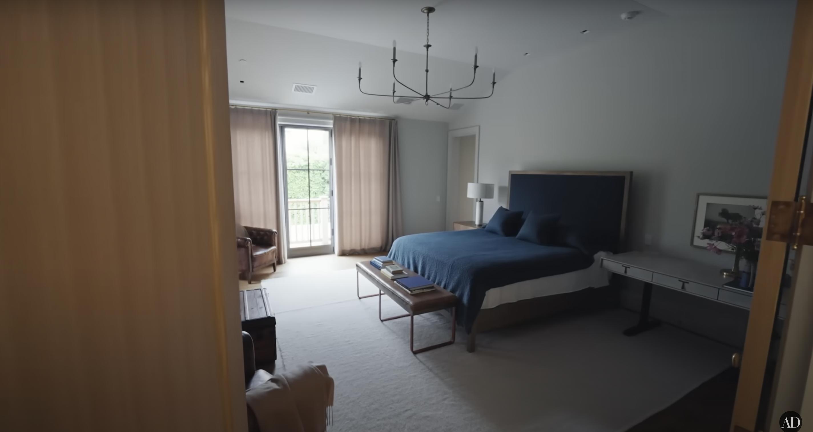 Jennifer Garner's bedroom, dated September 3, 2024 | Source: YouTube/@Archdigest