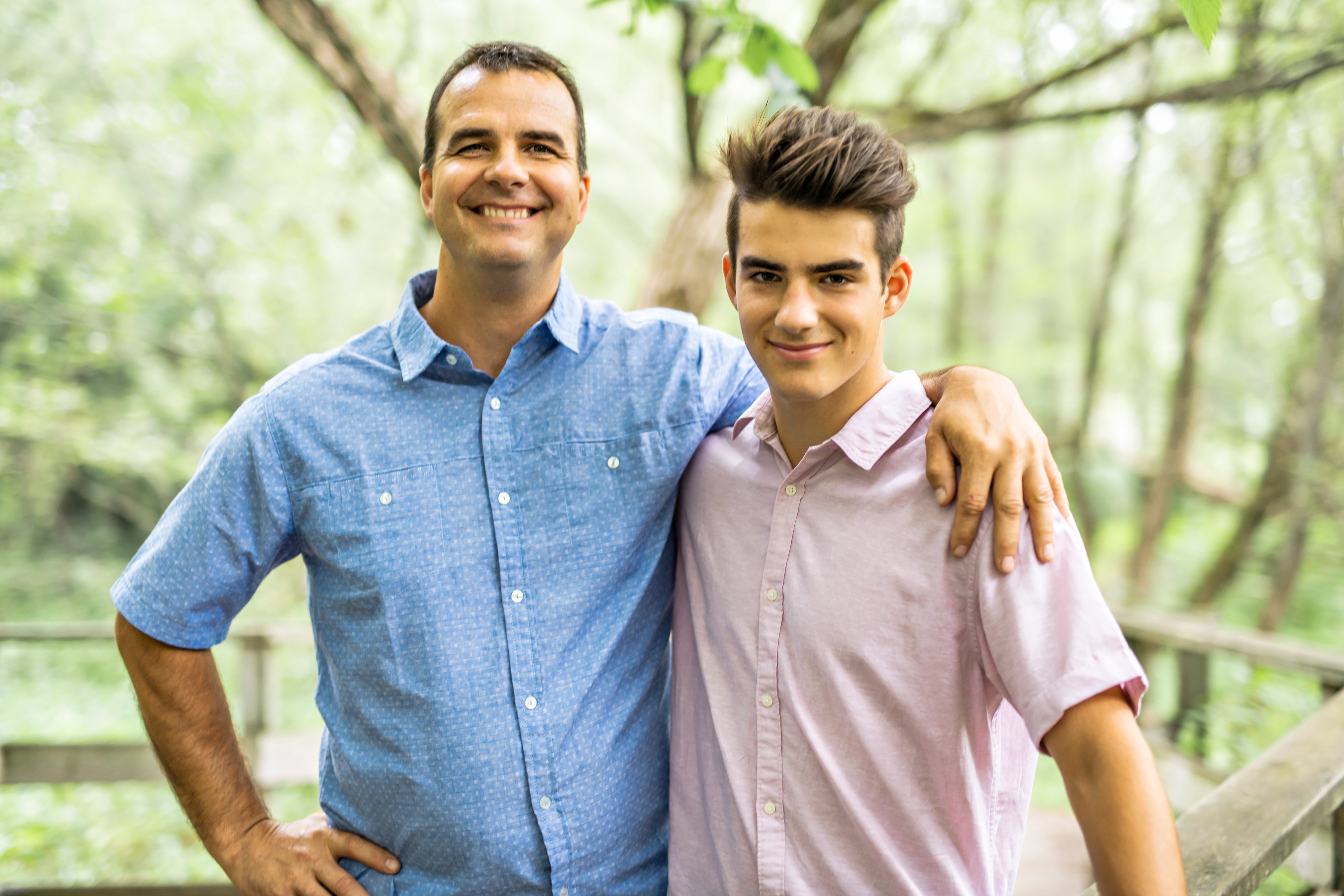 Father hanging out with his teenage son | Photo: Shutterstock