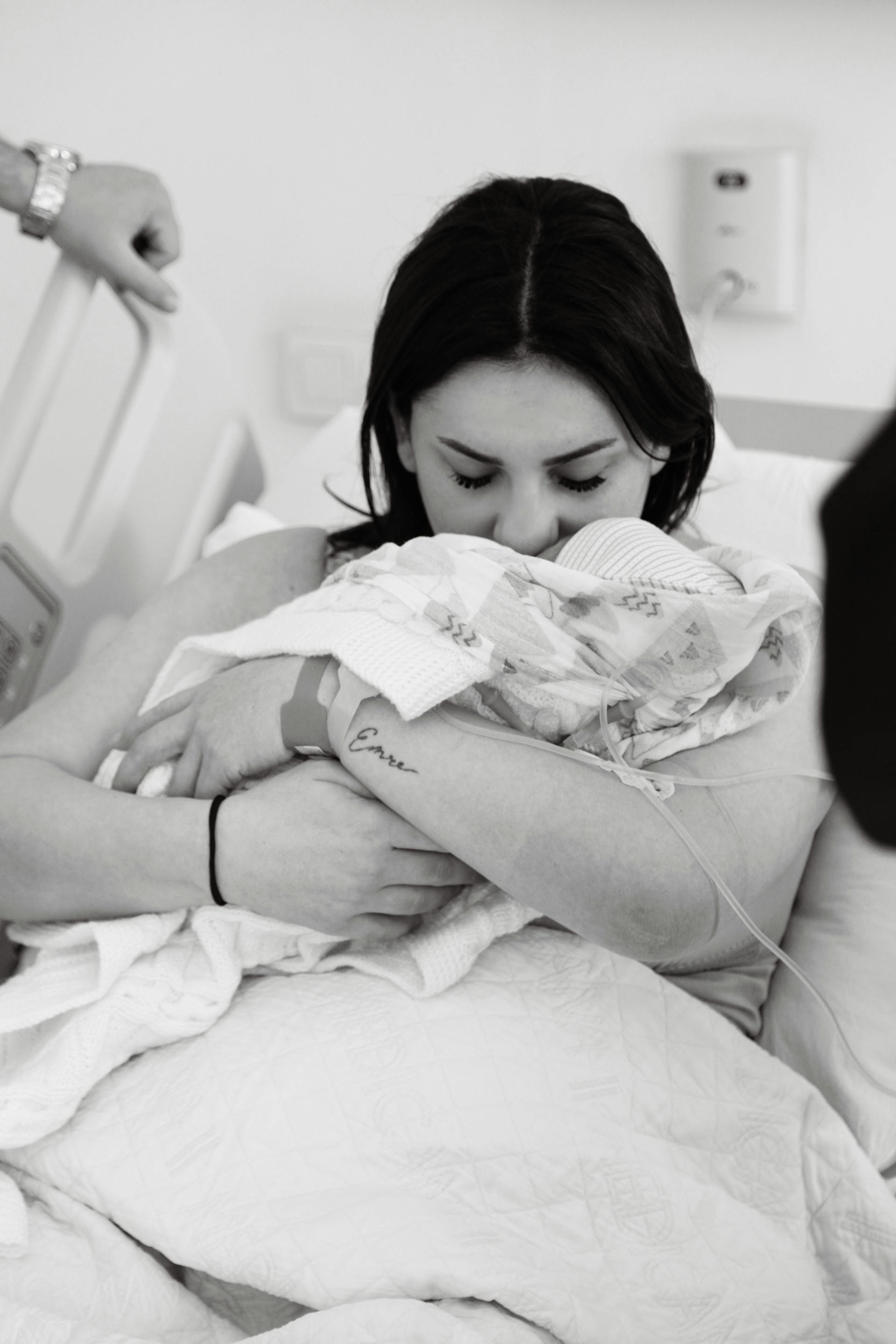 A woman cradling a newborn baby in the hospital | Source: Pexels