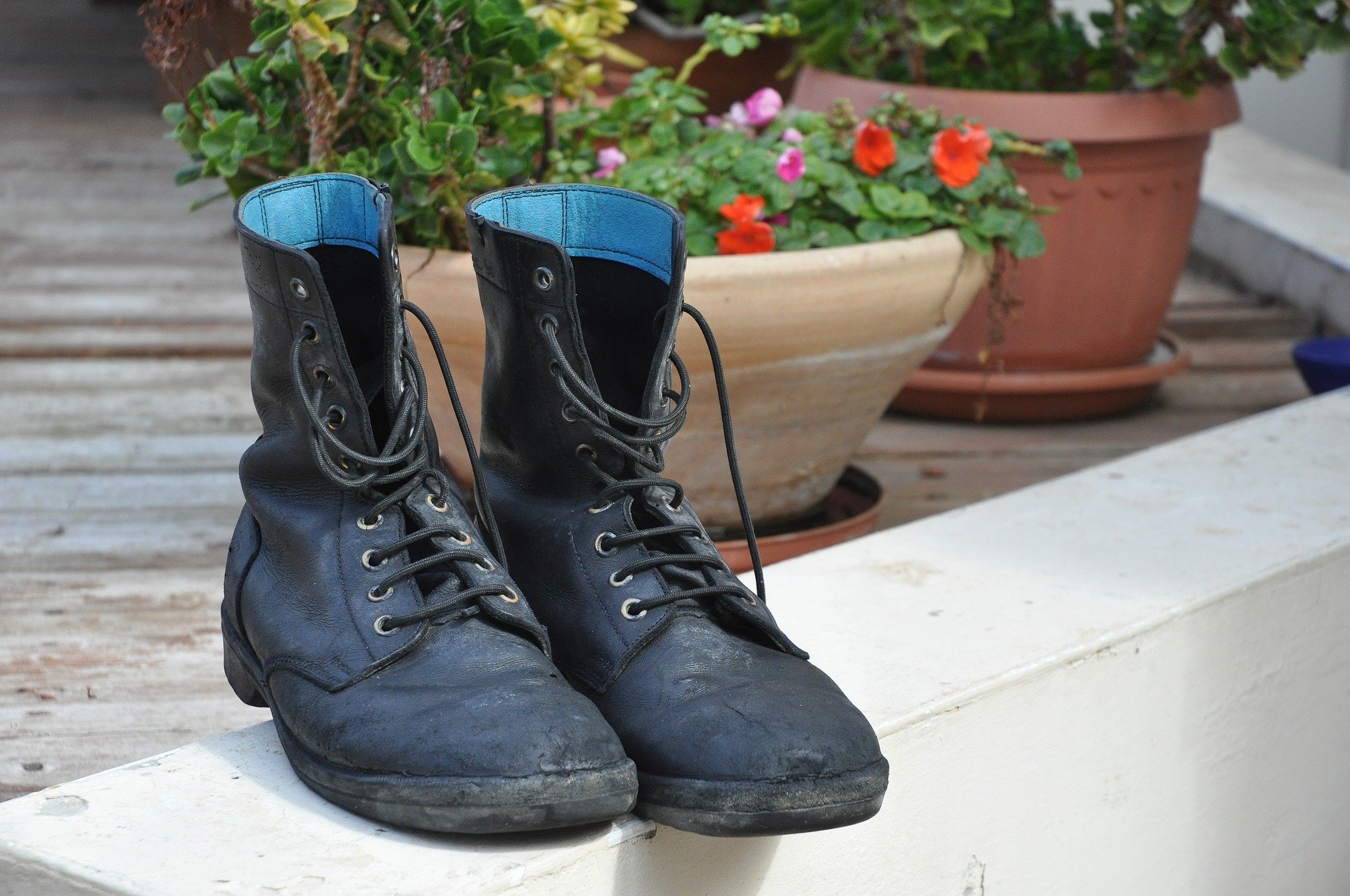 A pair of black boots. | Photo: Pixabay/eyal yassure 