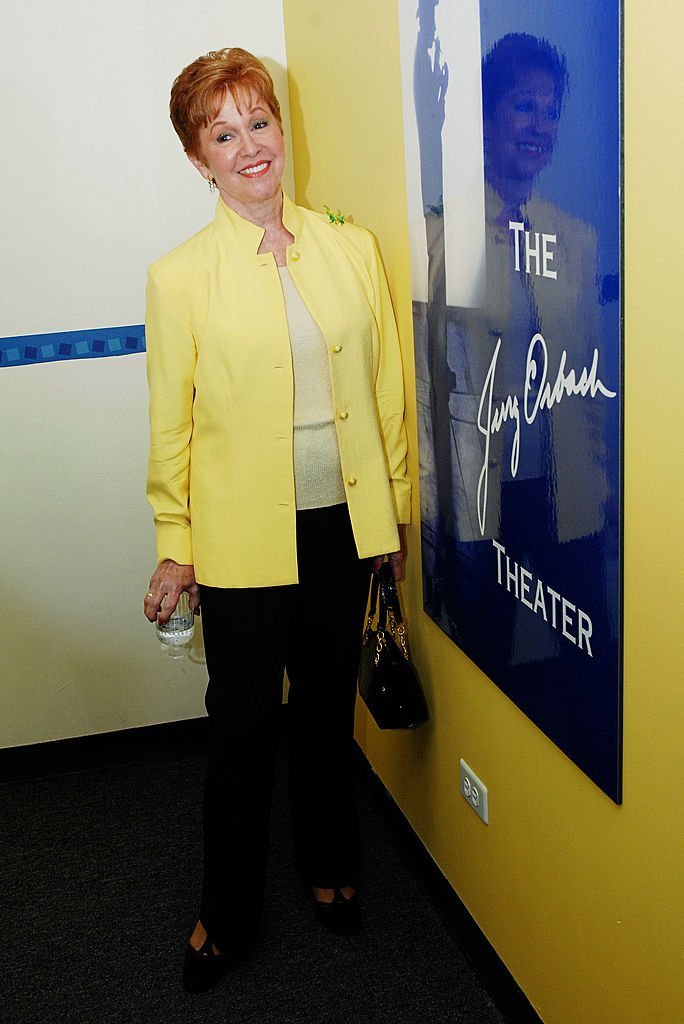Elaine Cancilla-Orbach poses with the Snapple Theater dedication logo to her late husband Jerry Orbach at the Snapple Theater. | Photo: Getty Images