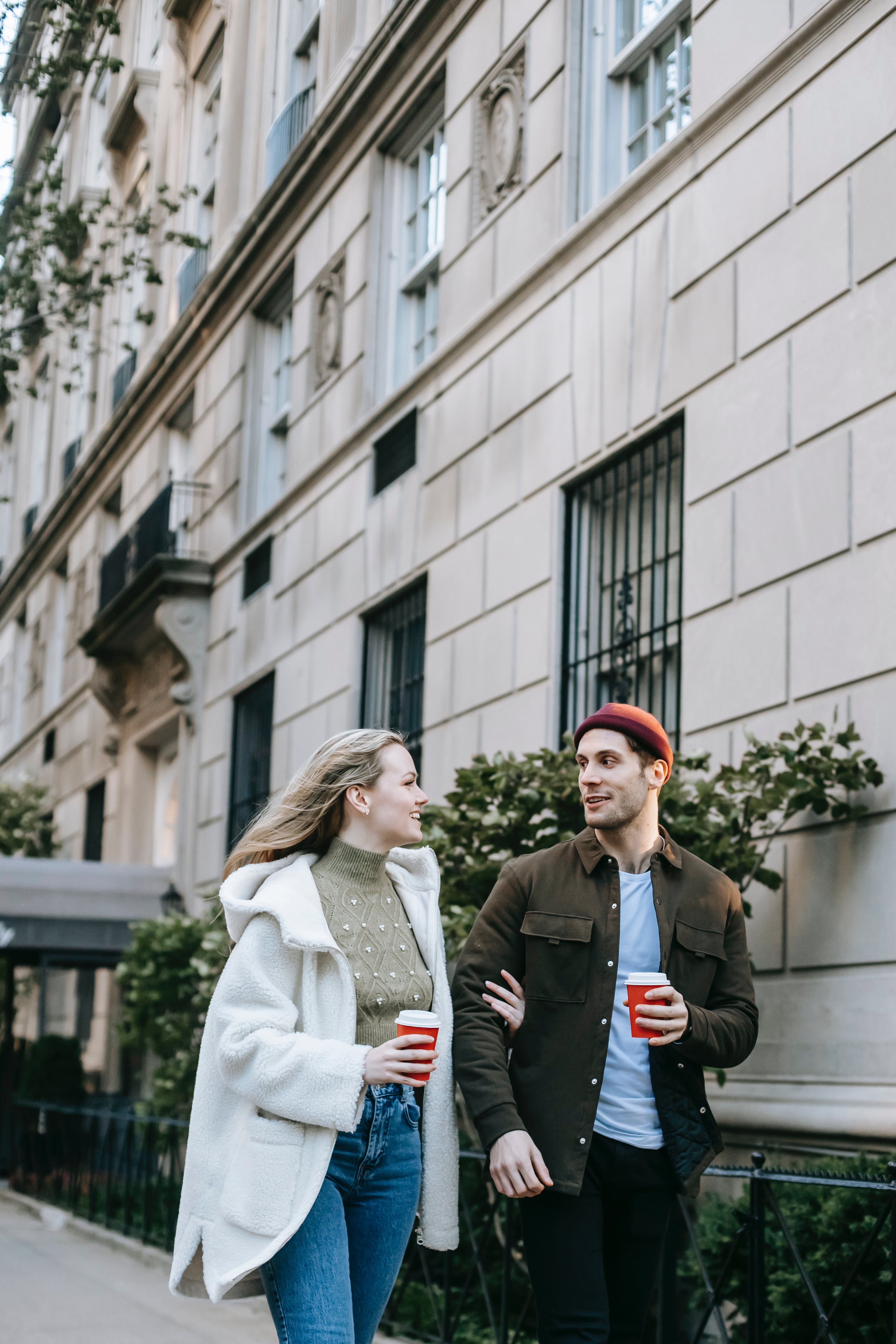A man and woman talking | Source: Pexels