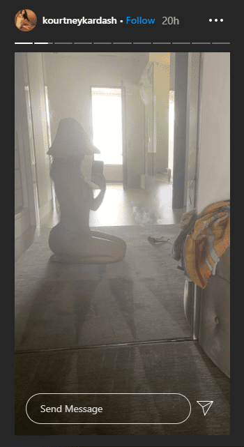 Image of a mirror selfie of Kourtney Kardashian on her Instagram story | Photo: Instagram / kourtneykardash 