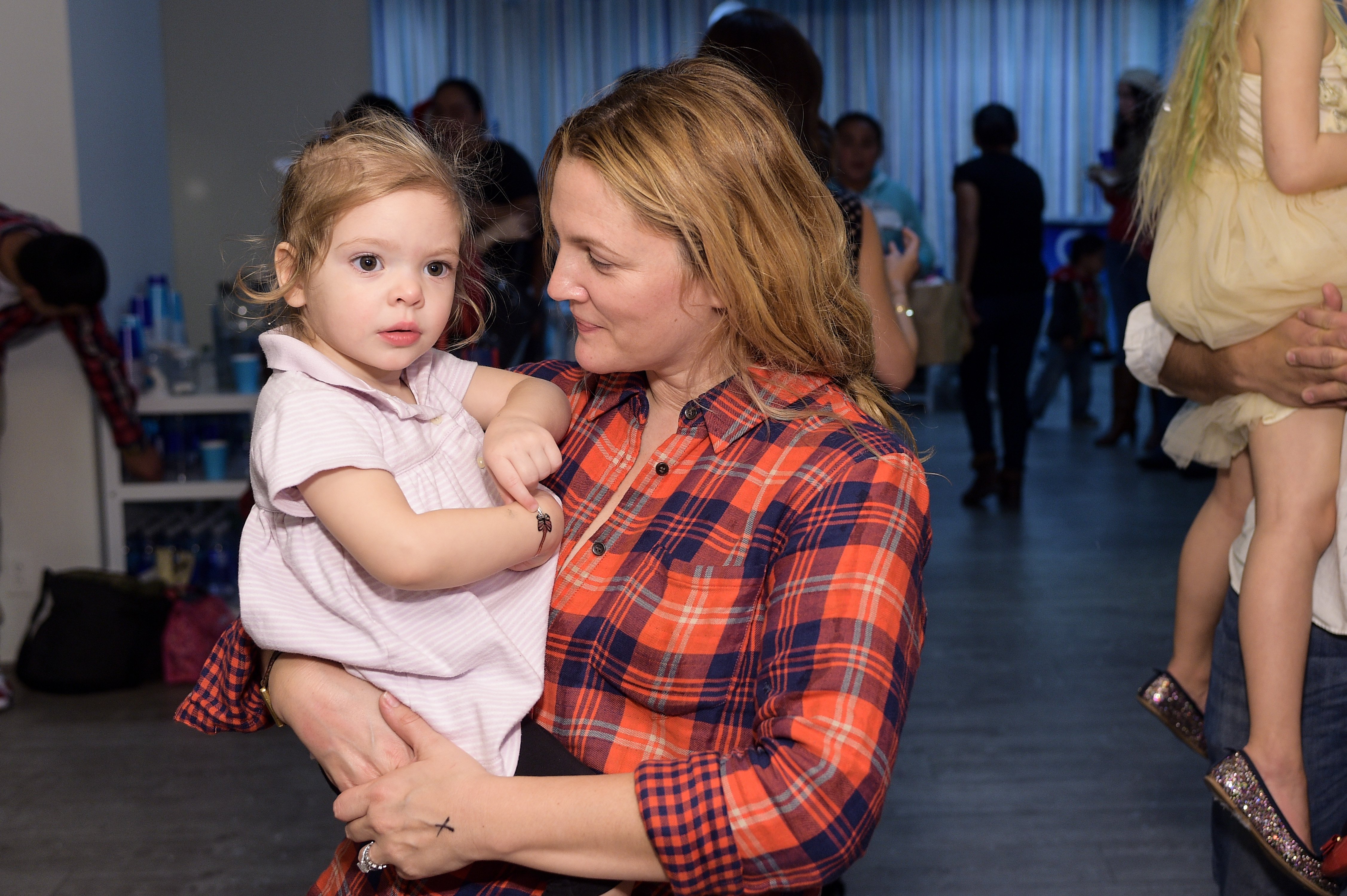 Drew Barrymore and Olivia Barrymore Kopelman at Baby2Baby Headquarters on December 13, 2014 in Los Angeles, California | Source: Getty Images