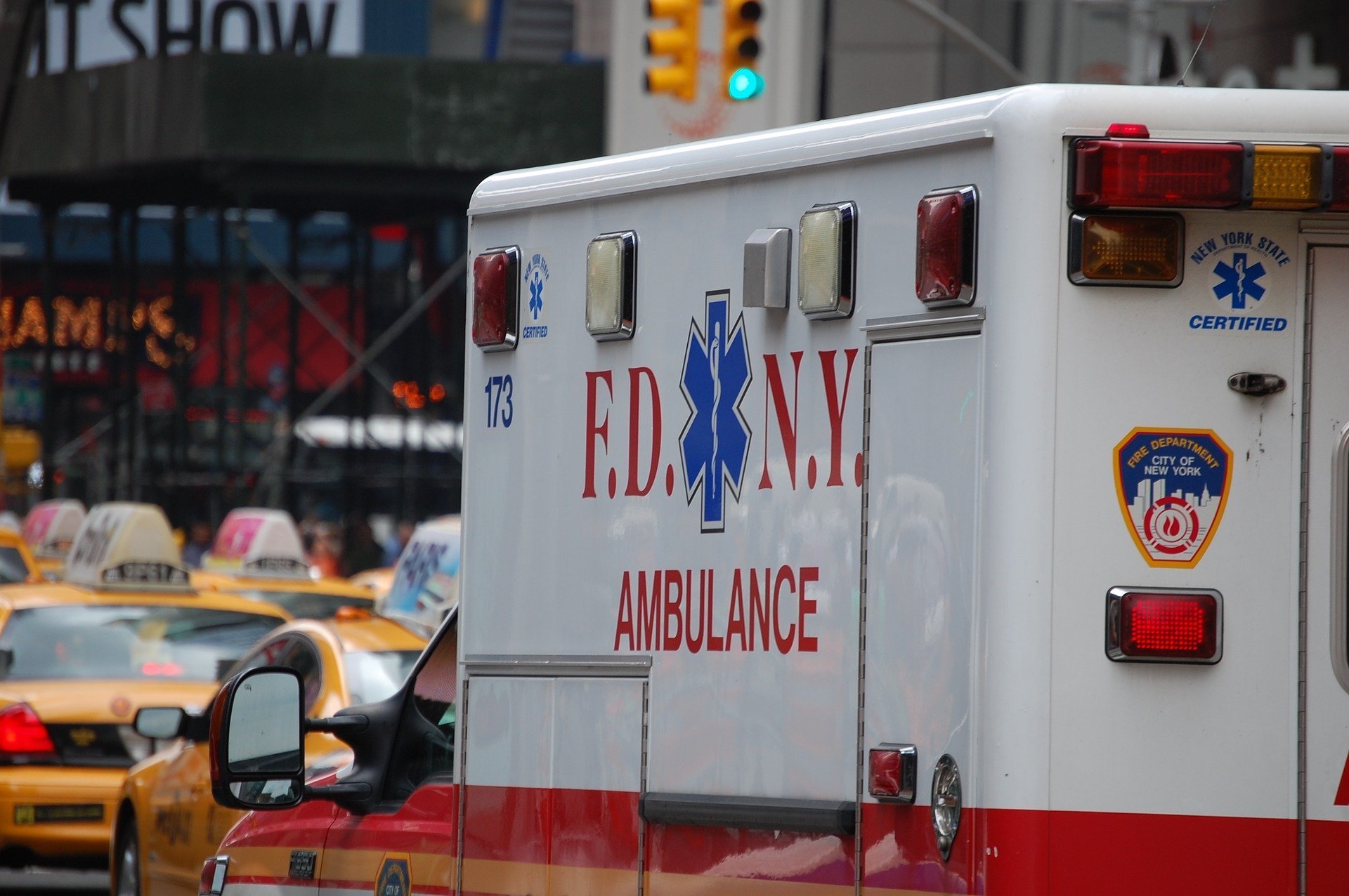 Ambulancia en trafico. | Fuente: alanbatt / Pixabay