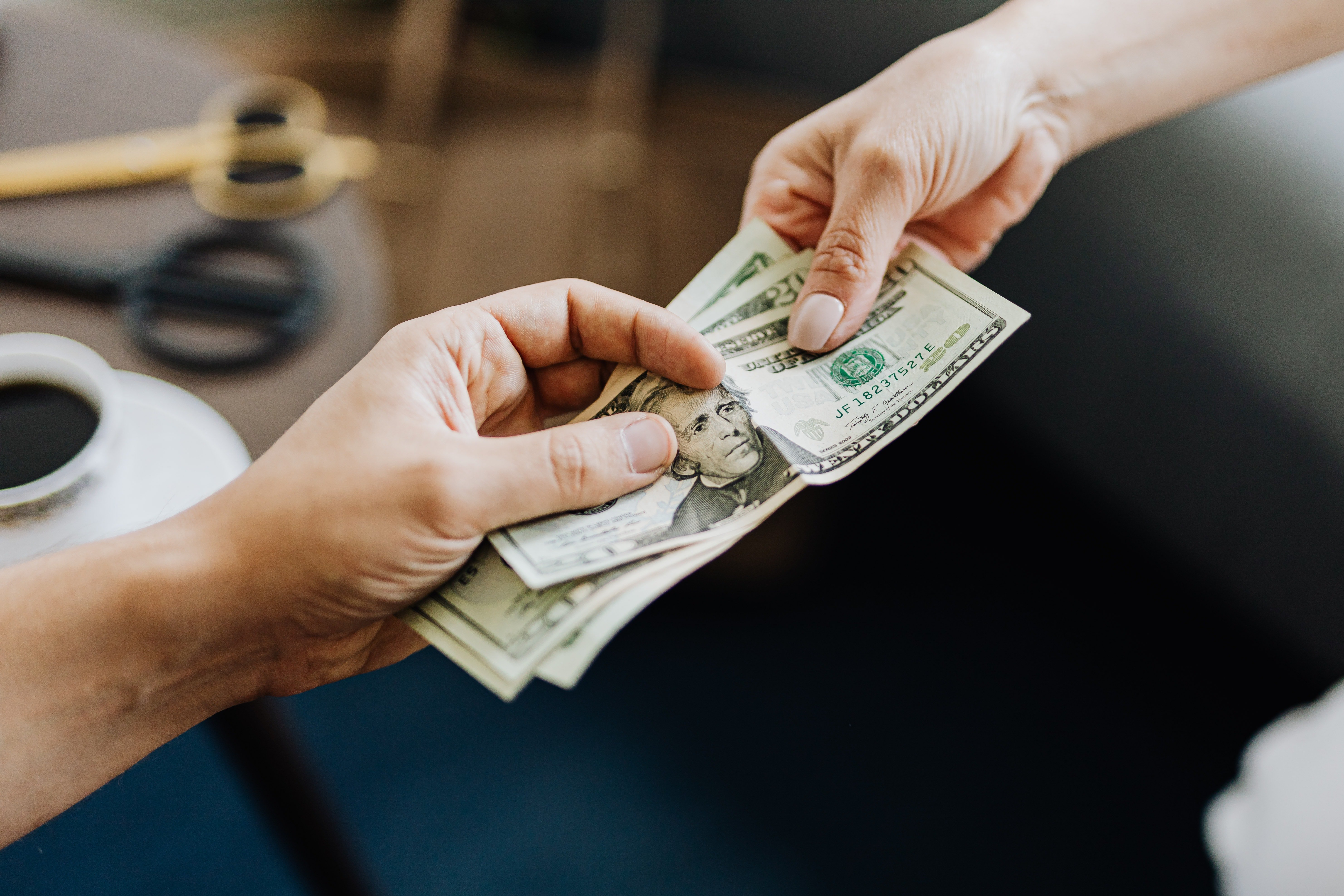 A person pays with cash. | Source: Pexels