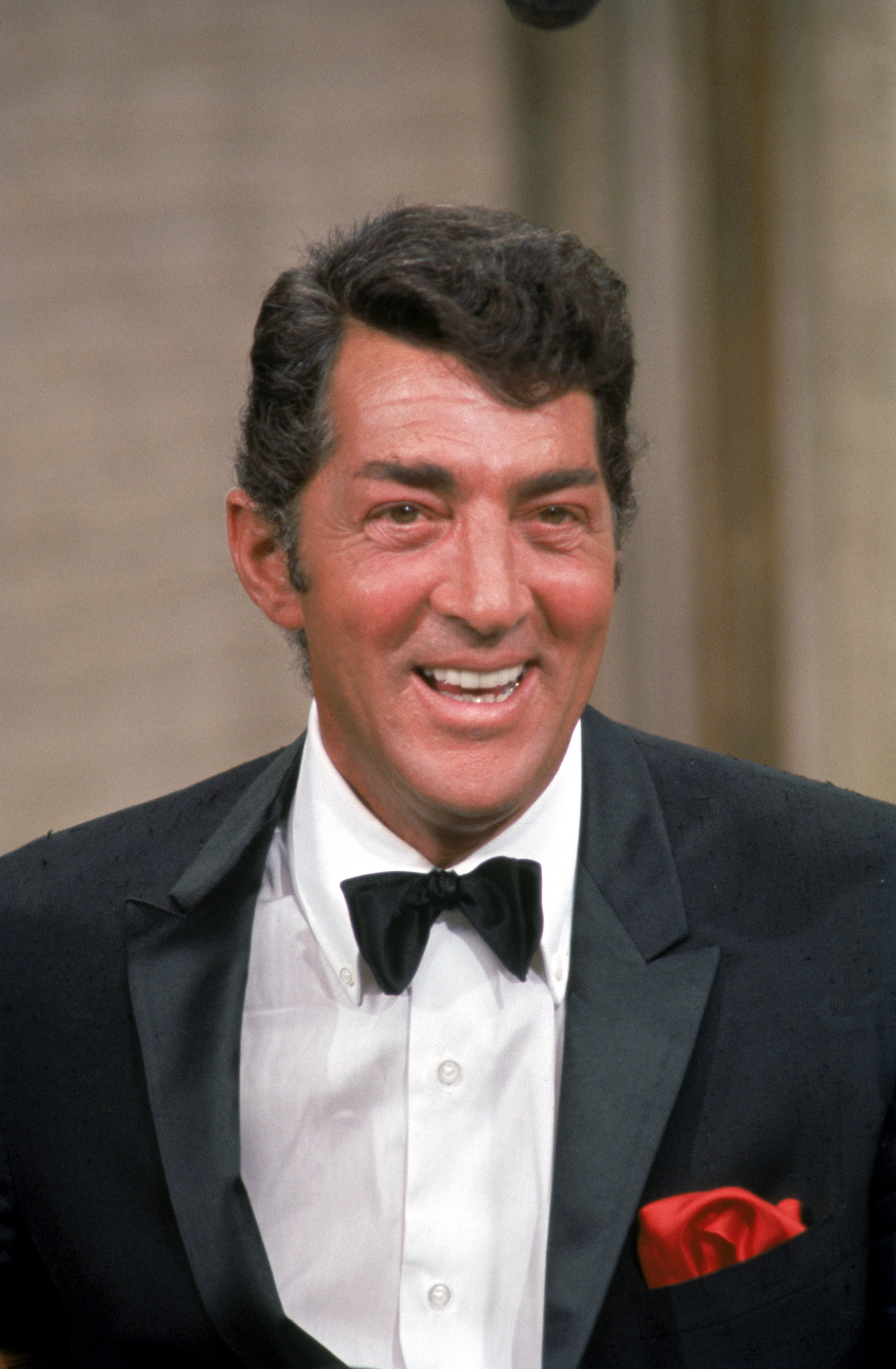 Dean Martin on the set during filming of "The Dean Martin show" in 1967. | Photo: Getty Images