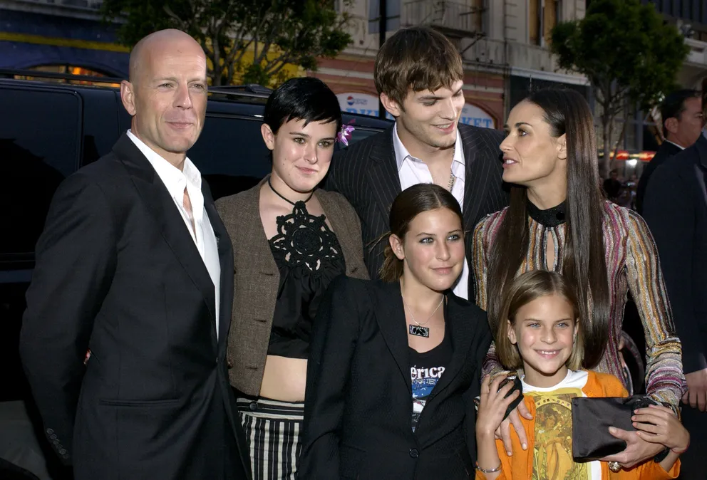 Bruce Willis, Ashton Kutcher, et Demi Moore avec leurs filles Rumer, Scout et Tallulah à la première de "Charlie's Angels : Full Throttle" en 2003 | Source : Getty Images