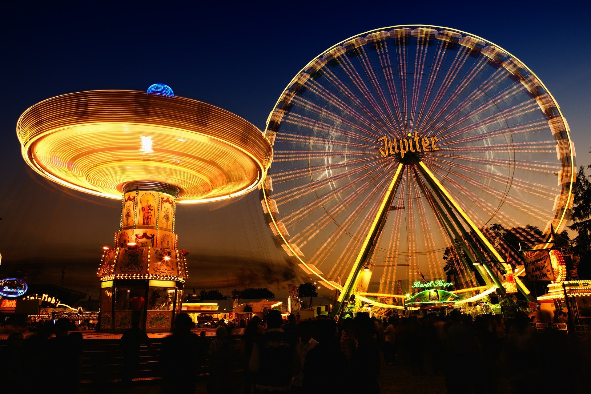 A theme park lit up at night | Photo: Pixabay/Frank Winkler