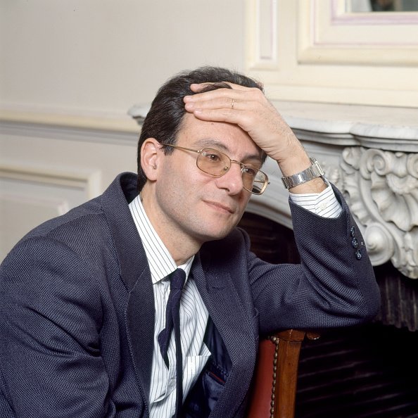 Portrait du psychanalyste Gérard Miller chez lui en 1990, France. | Photo : Getty Images