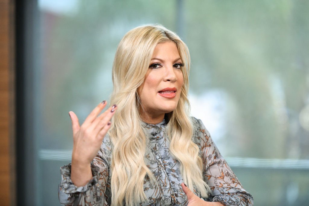 Tori Spelling visits 'Extra' at Universal Studios Hollywood on January 31, 2019 | Photo: Getty Images