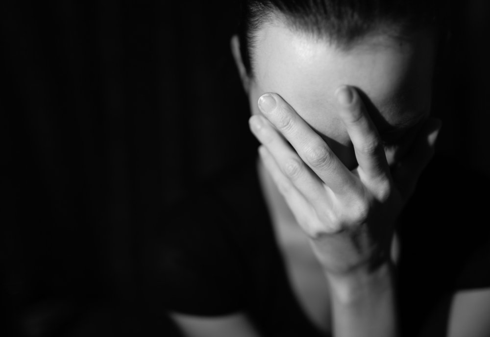 Une femme couvrant son visage. | Photo : Shutterstock