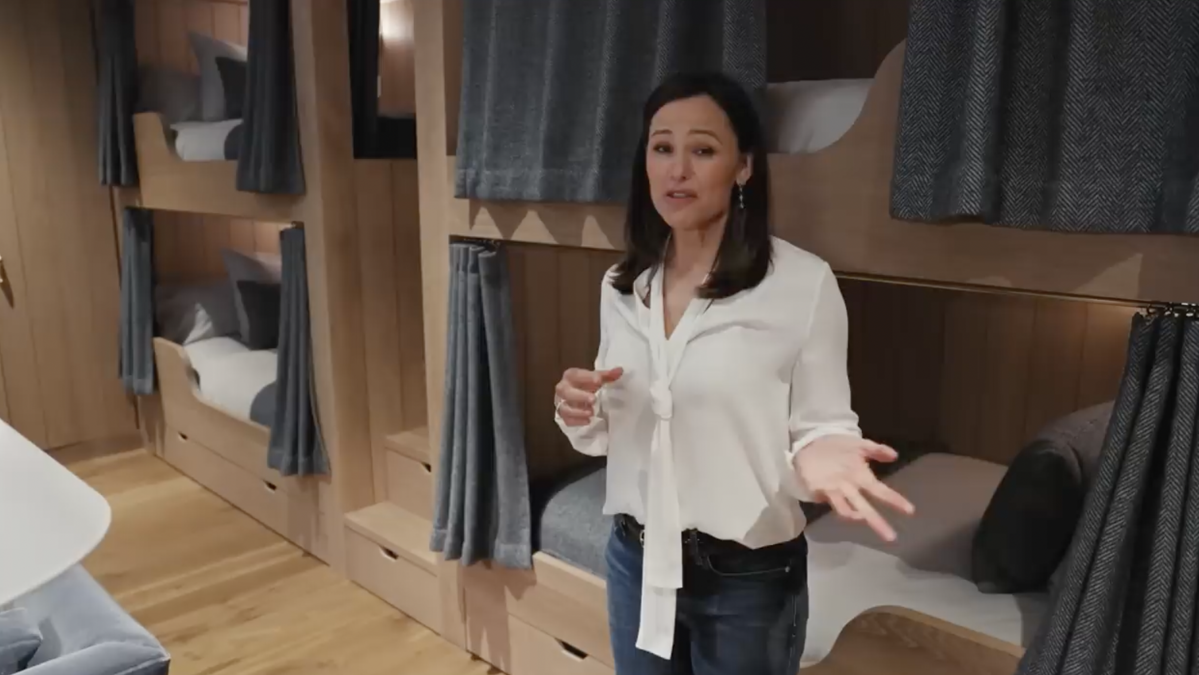 A glimpse inside Jennifer Garner's slumber party room from a post dated September 3, 2024. | Source: YouTube/Architectural Digest