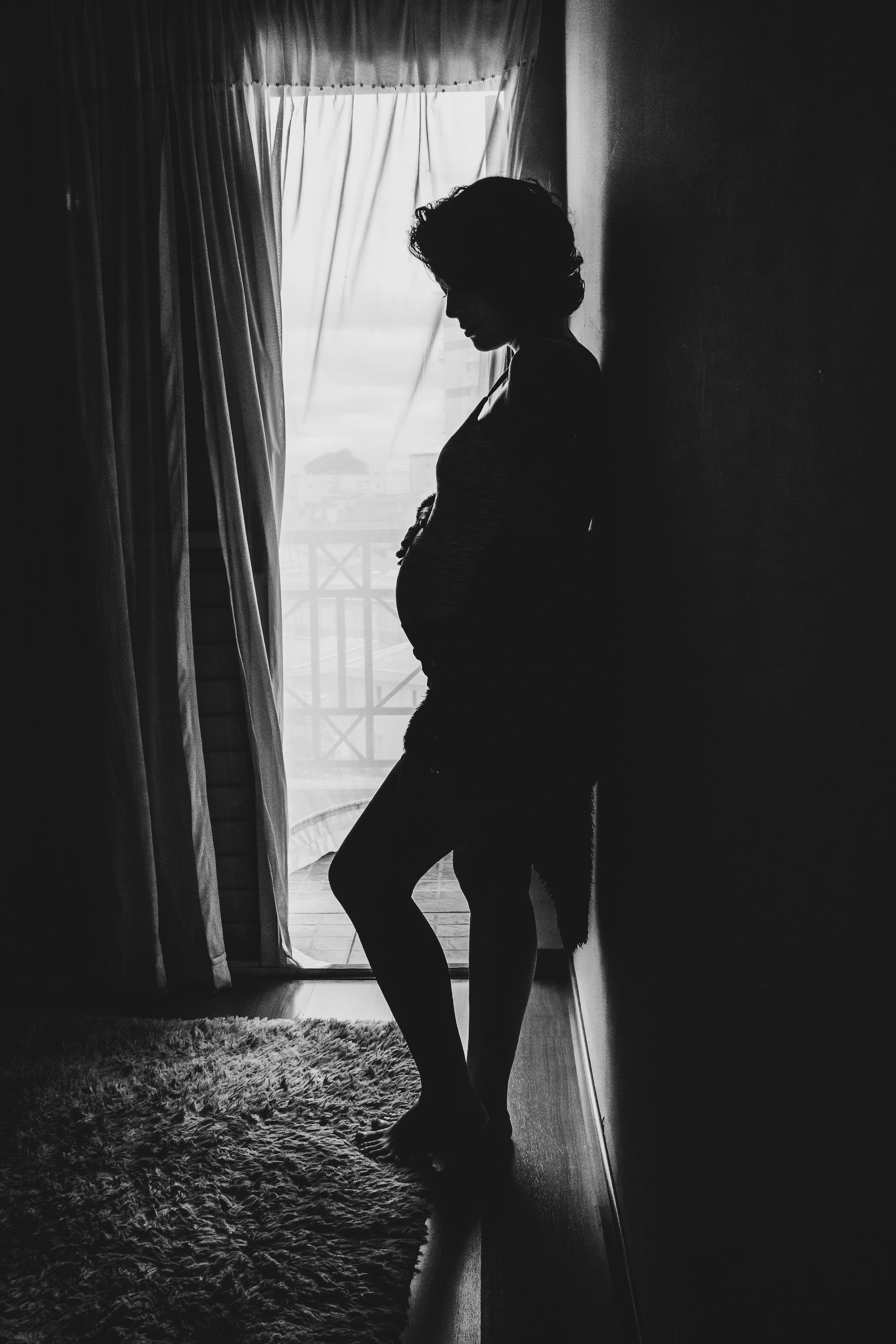 Silhouette einer schwangeren Frau, die an einer Wand steht | Quelle: Pexels
