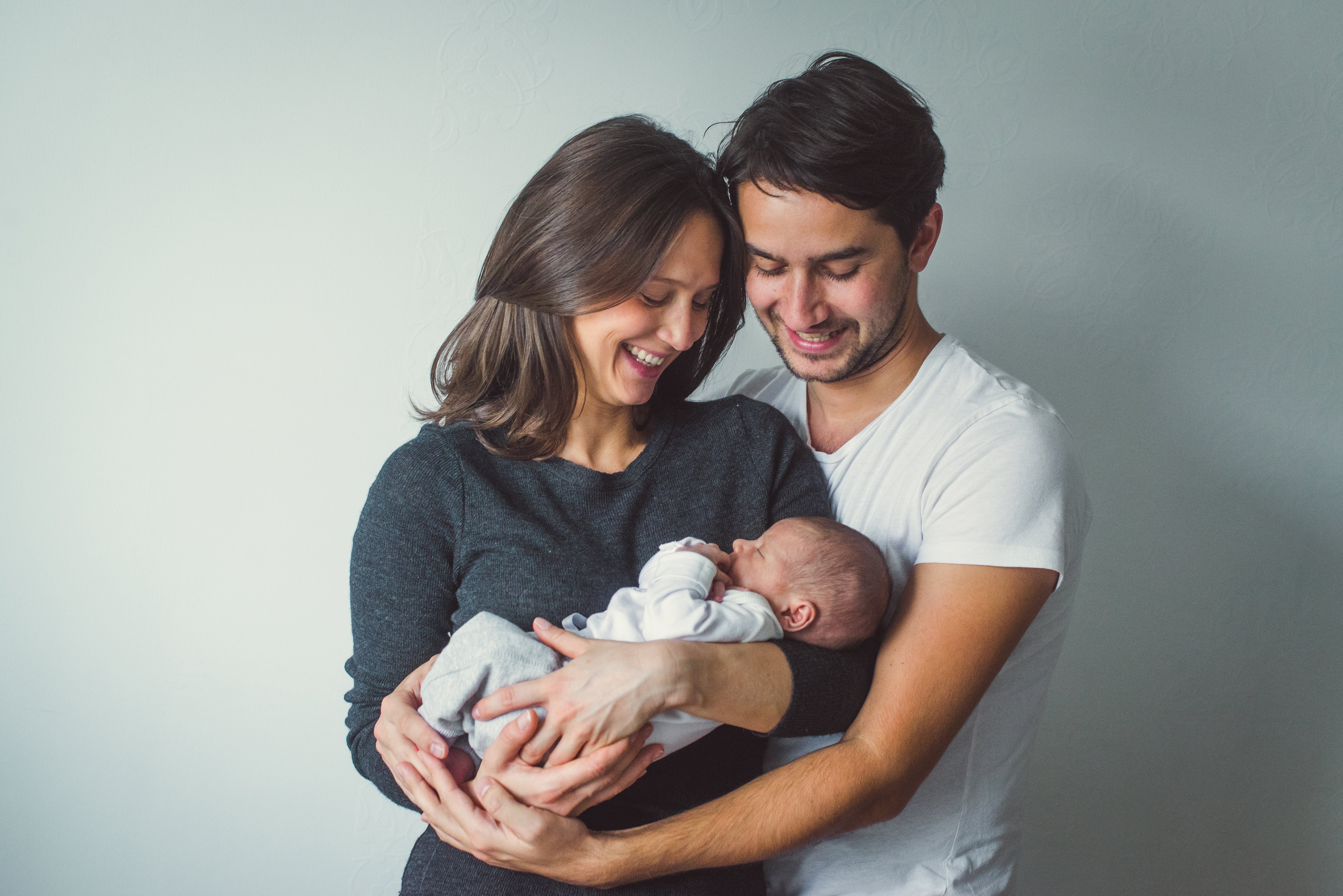 Una pareja con un bebé en brazos. | Foto: Shutterstock