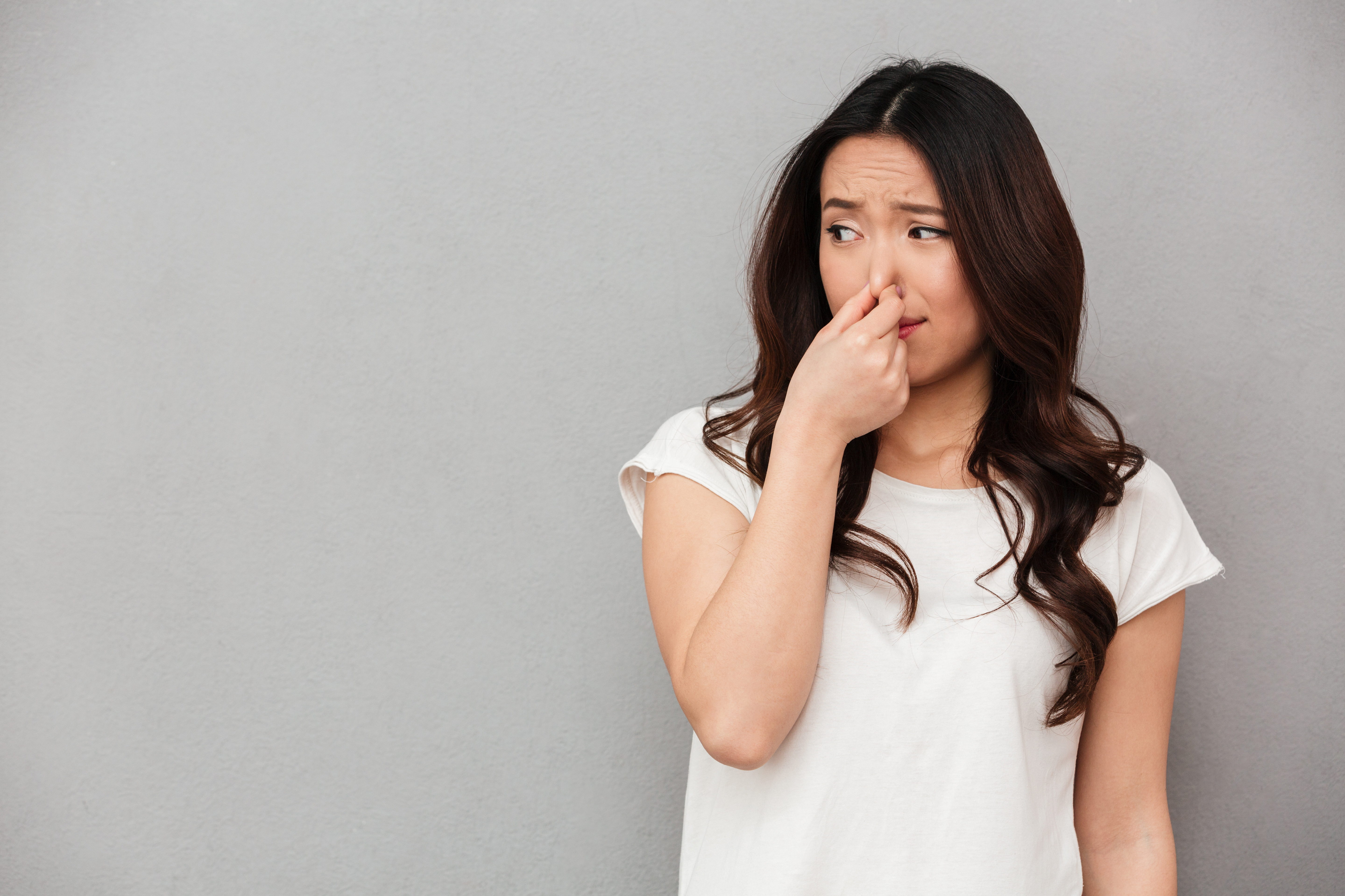 A woman pinching her nose | Source: Pexels