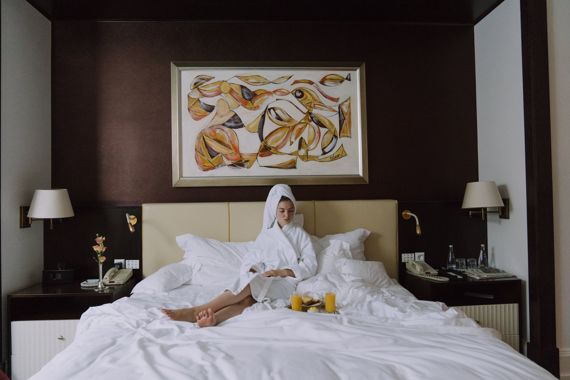A woman in a hotel room | Source: Pexels