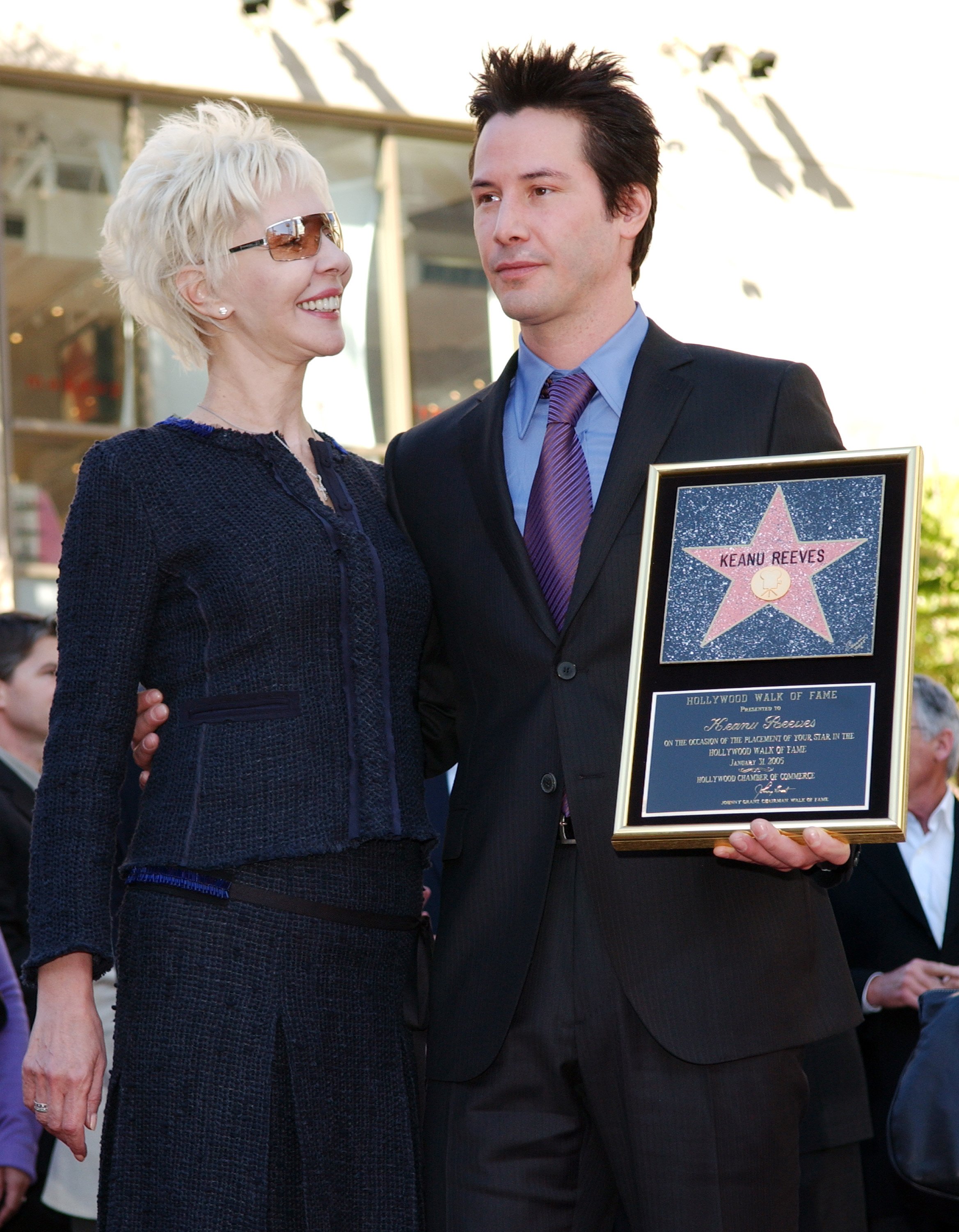 Keanu Reeves posa con su madre, Patricia Taylor, durante la inauguración de la estrella en honor del actor en el Paseo de la Fama de Hollywood en California | Foto: Getty Images
