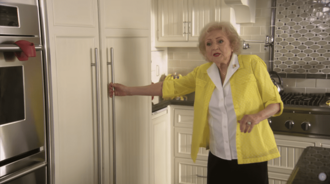 The First Lady of Television, Betty White gives a tour of her mansion and shows off her memorabilia and legacies | Photo: youtube/kinetictv