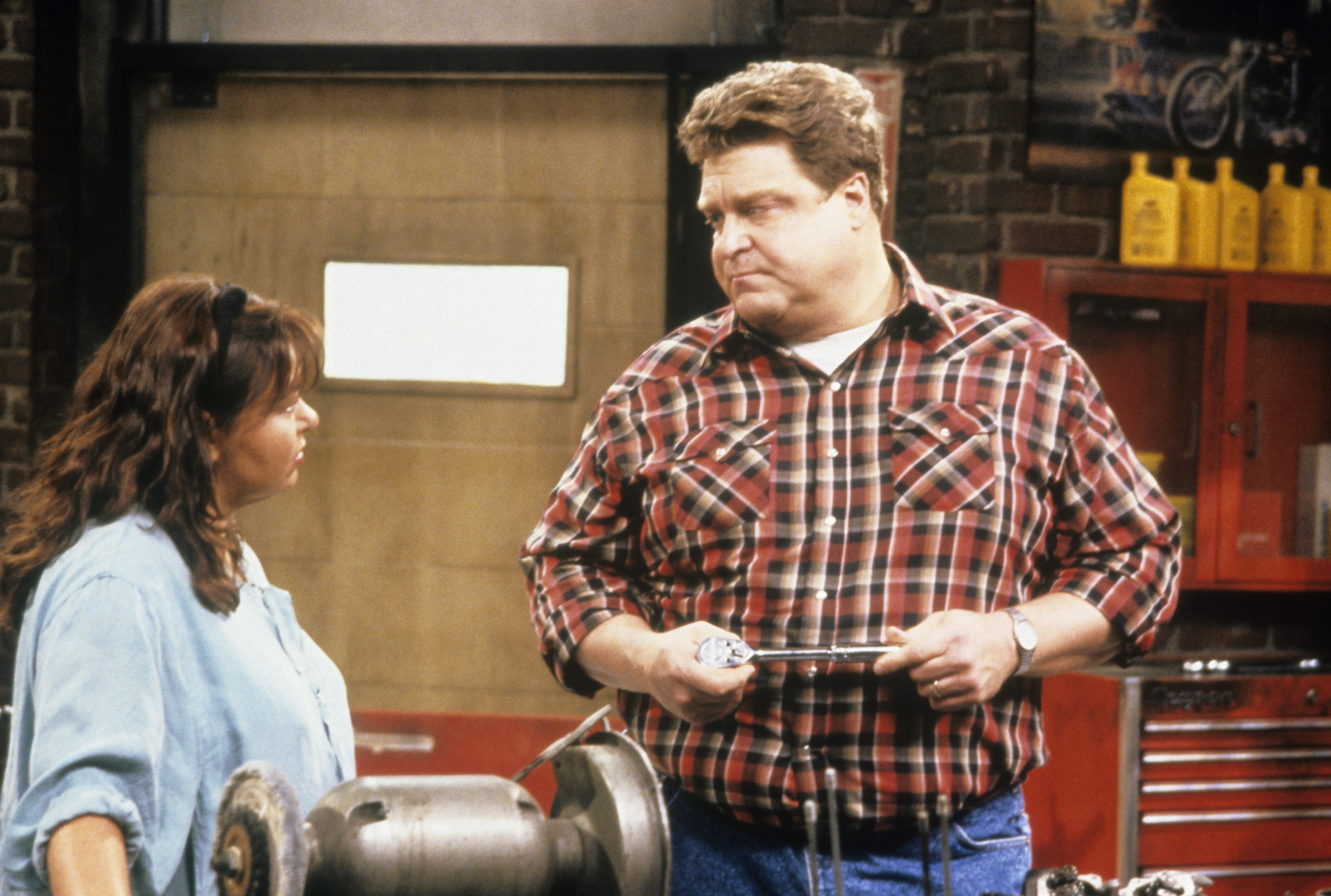 Roseanne Barr and John Goodman on the show "Roseanne" in 1992 | Source: Getty Images