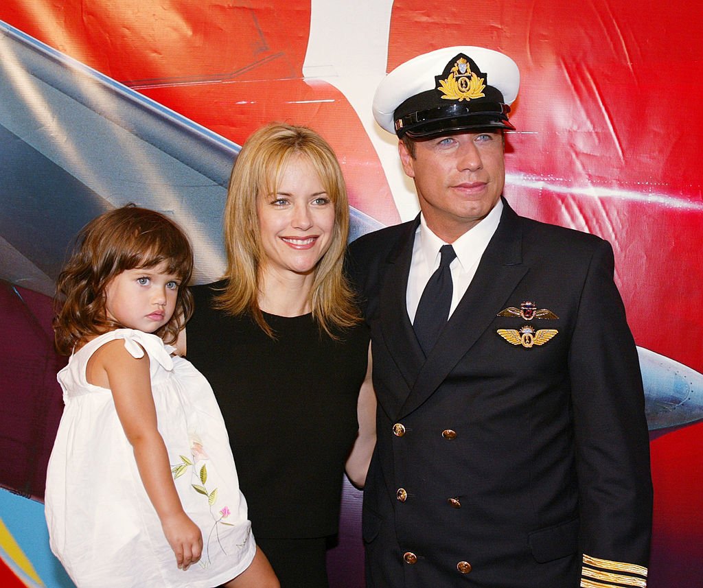 John Travolta mit Ehefrau Kelly Preston und Tochter Ella Bleu bei einer Pressekonferenz zur Bekanntgabe von Travoltas Botschafterschaft für Qantas Airlines am LAX, Los Angeles, Kalifornien am 24. Juni 2002 | Quelle: Getty Images