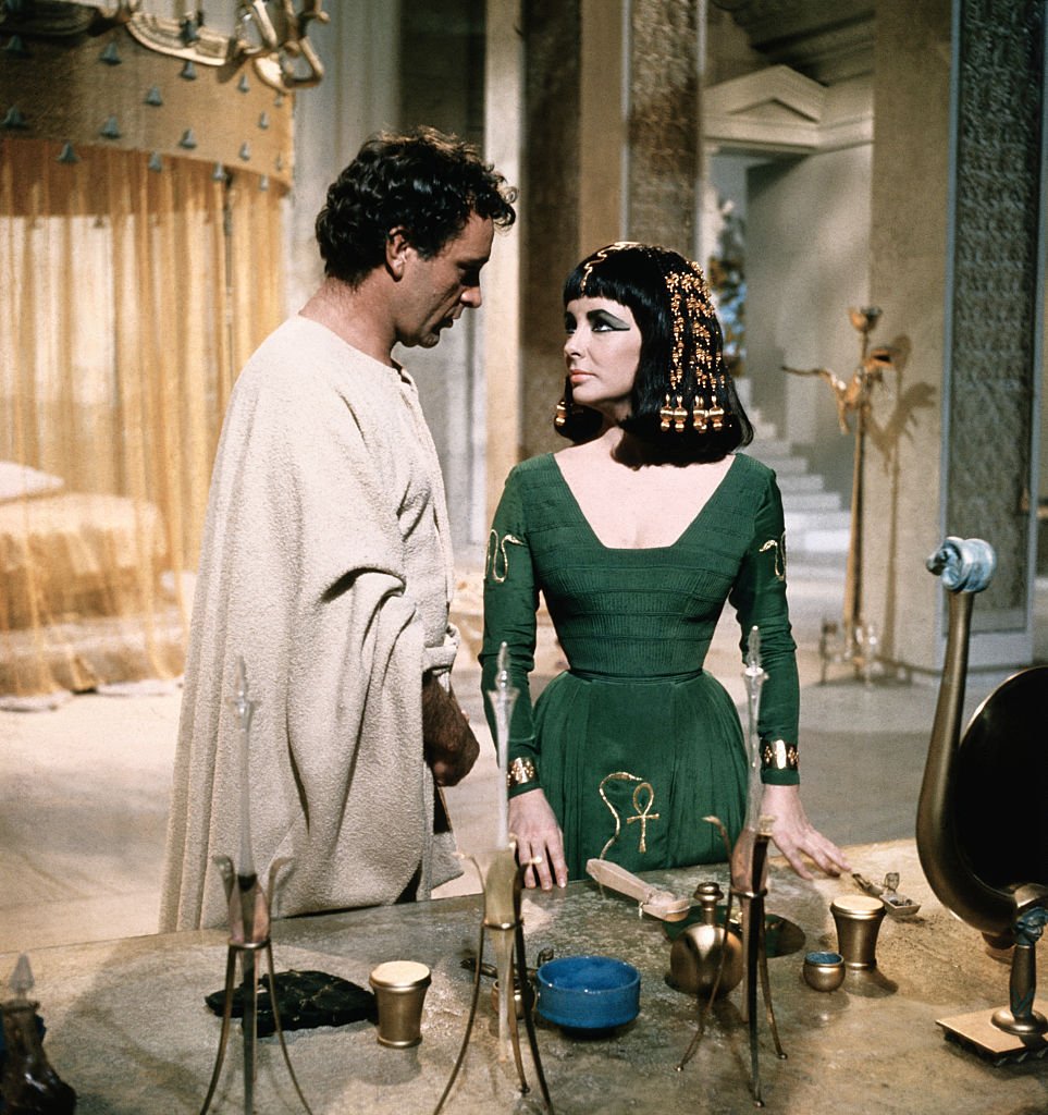 Richard Burton als Marc Antony mit Liz Taylor als Cleopatra während der Dreharbeiten zu "Cleopatra" im Jahr 1963. | Quelle: Getty Images