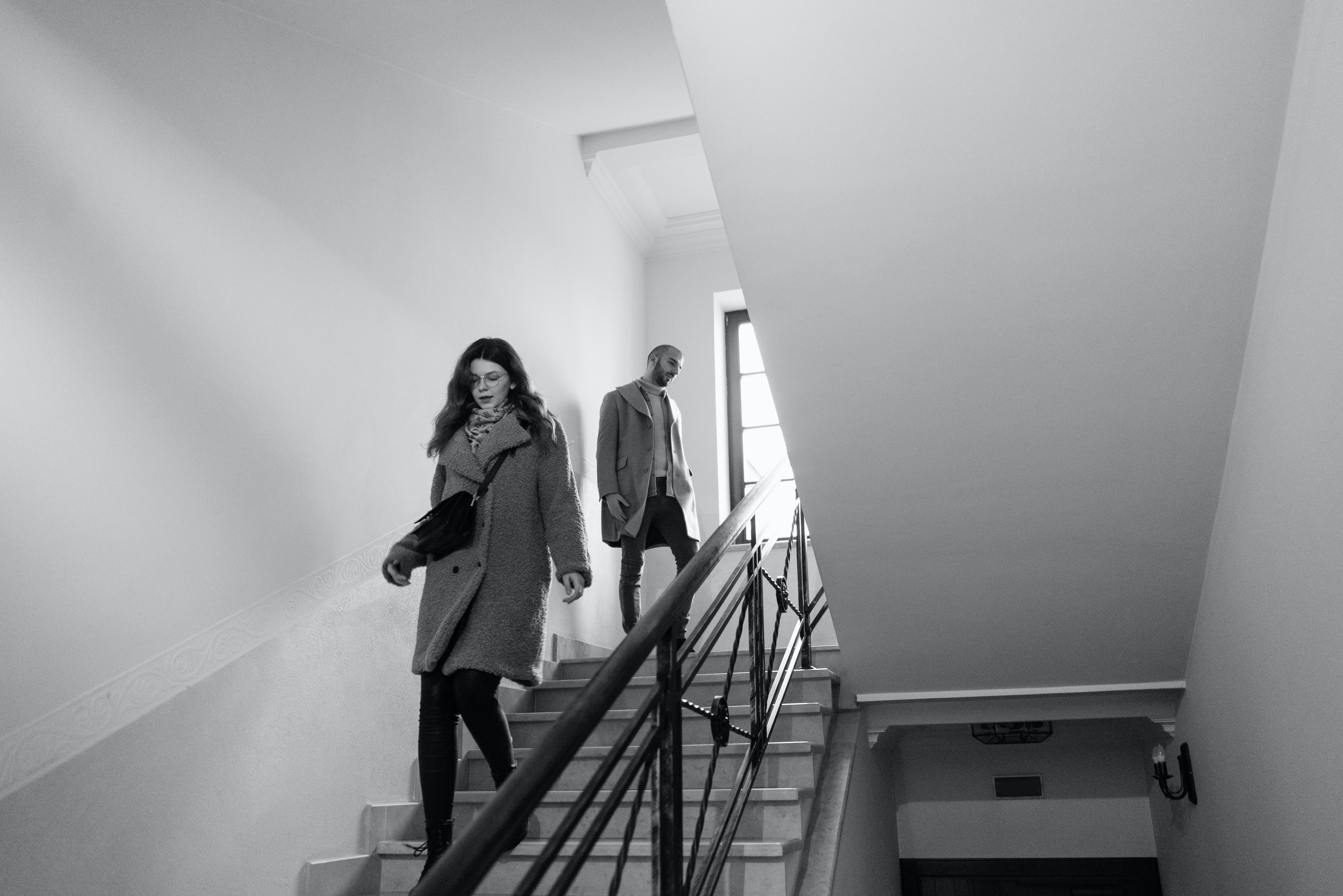 A man watching his girlfriend walk down the staircase | Source: Pexels