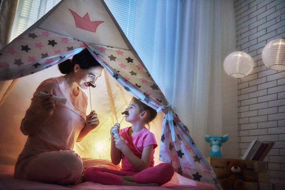 Madre y su hija juegan en la habitación antes de la hora de acostarse. Fuente: Shutterstock Madre y su hija juegan en la habitación antes de la hora de acostarse. Fuente: Shutterstock