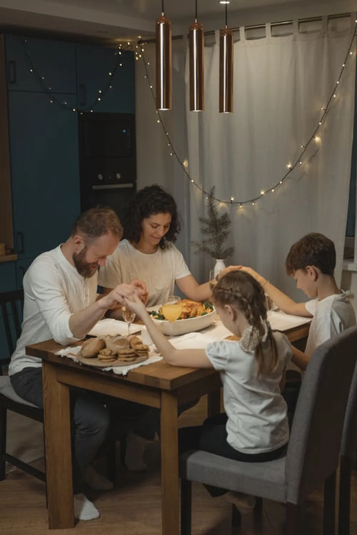 Image d'une famille assise autour d'une table | Photo : Pexels