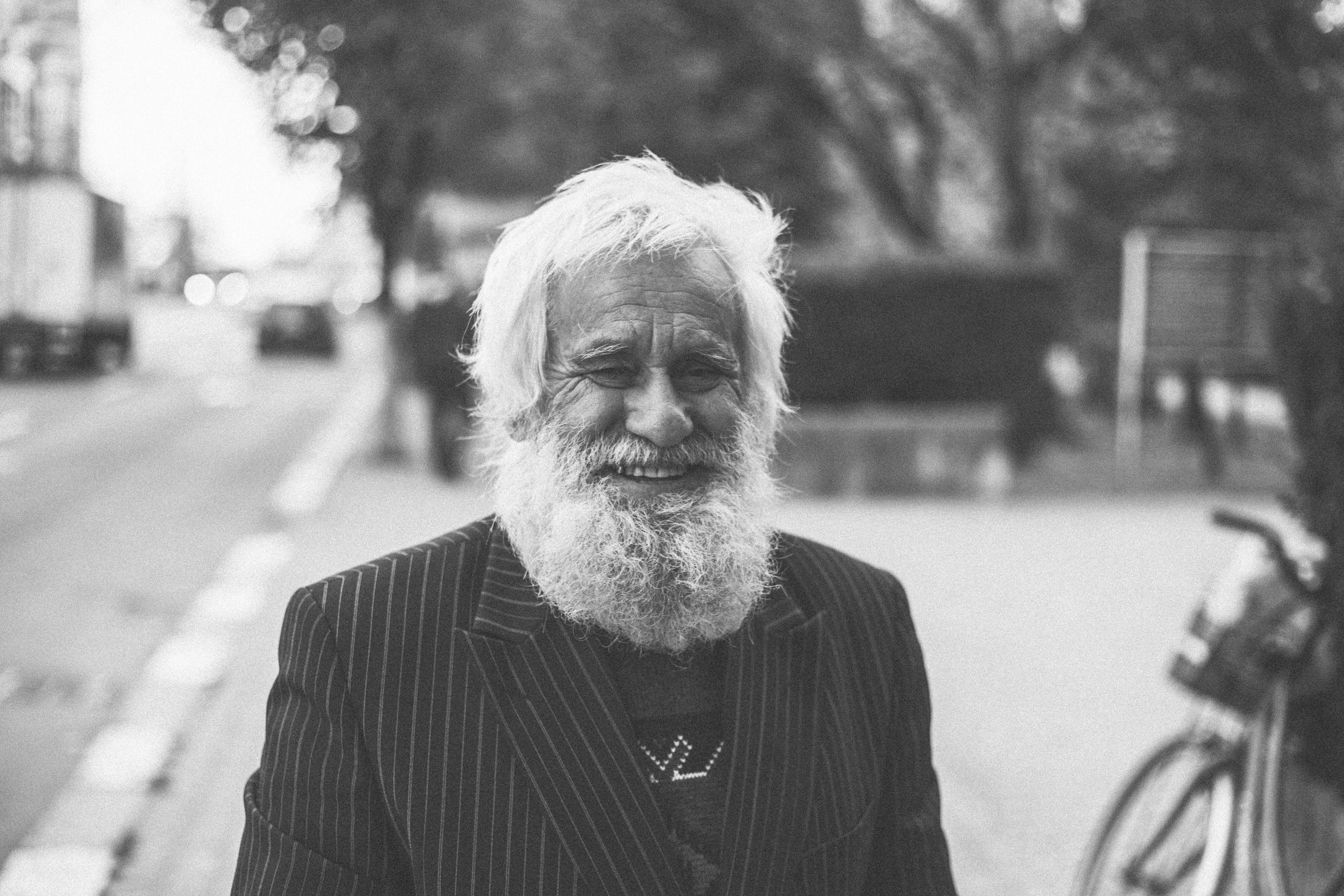 A happily smiling old man | Source: Unsplash.com