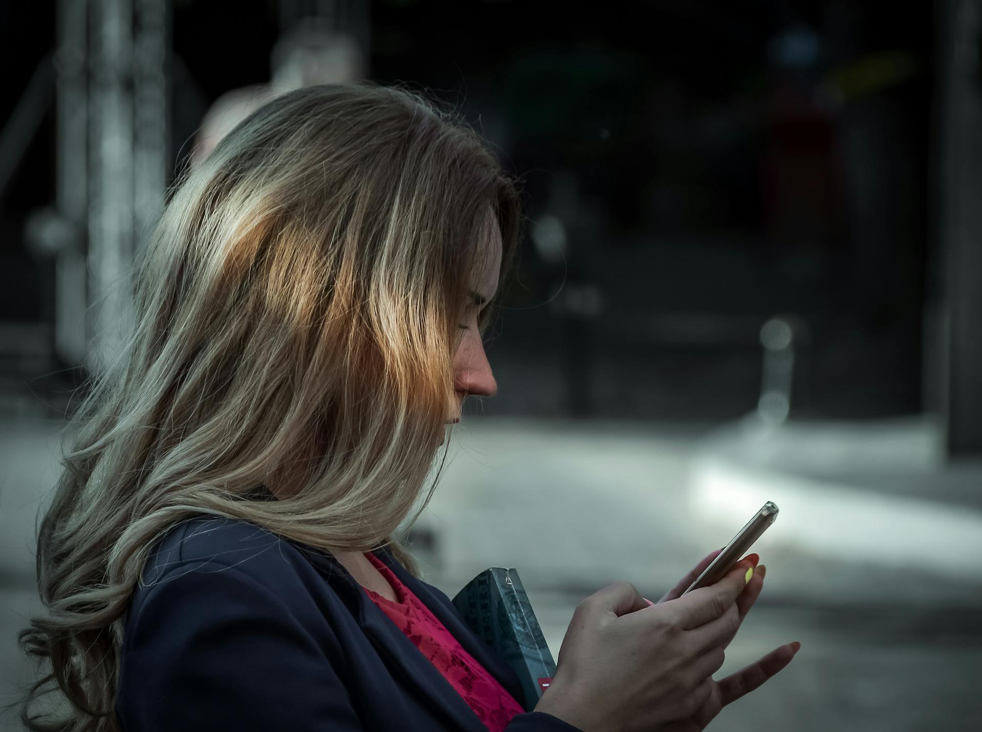 A woman using her smartphone | Source: Pexels