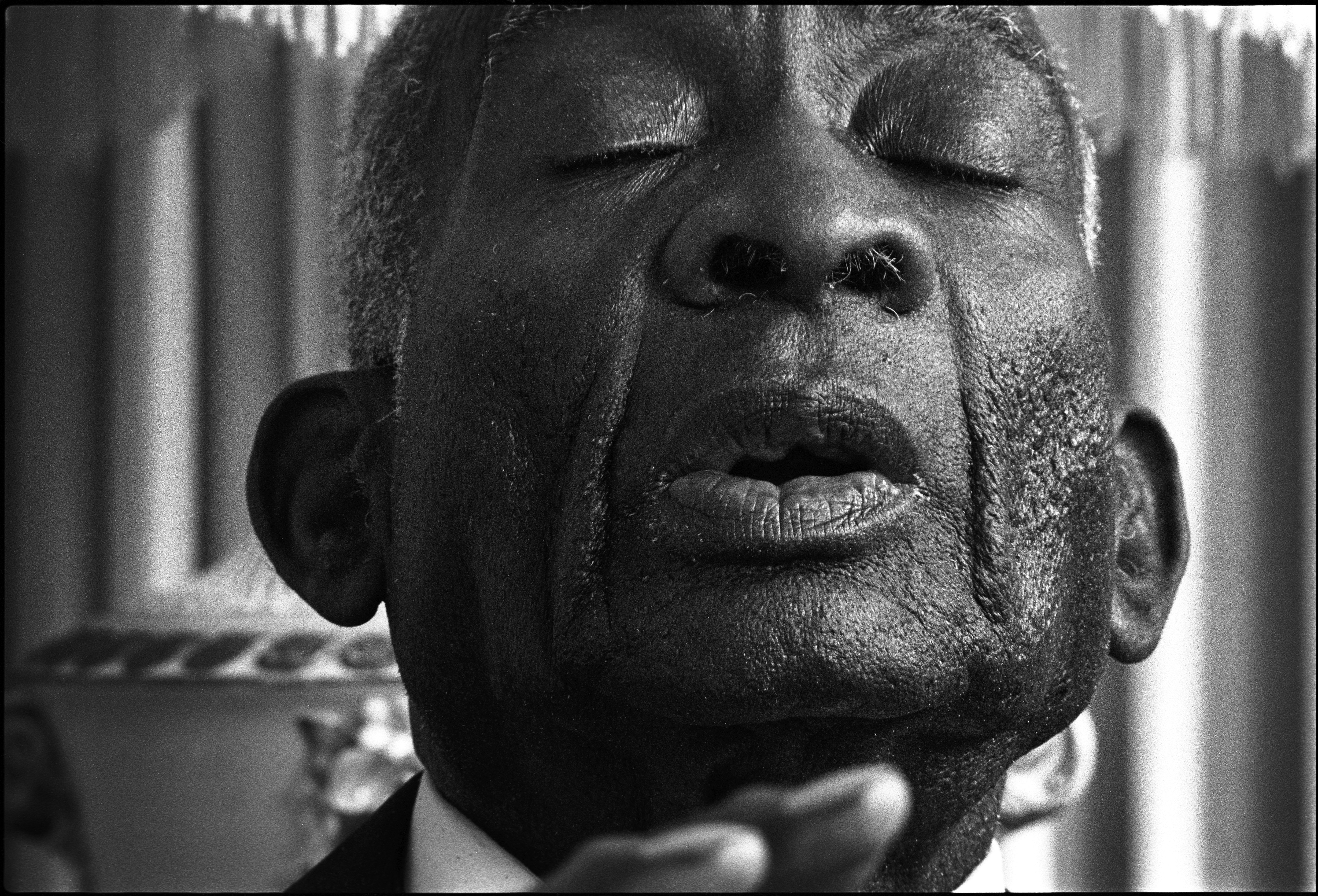 Thomas A Dorsey singing in his living room in Chicago, Illinois, in March 1983. | Photo: Getty Images