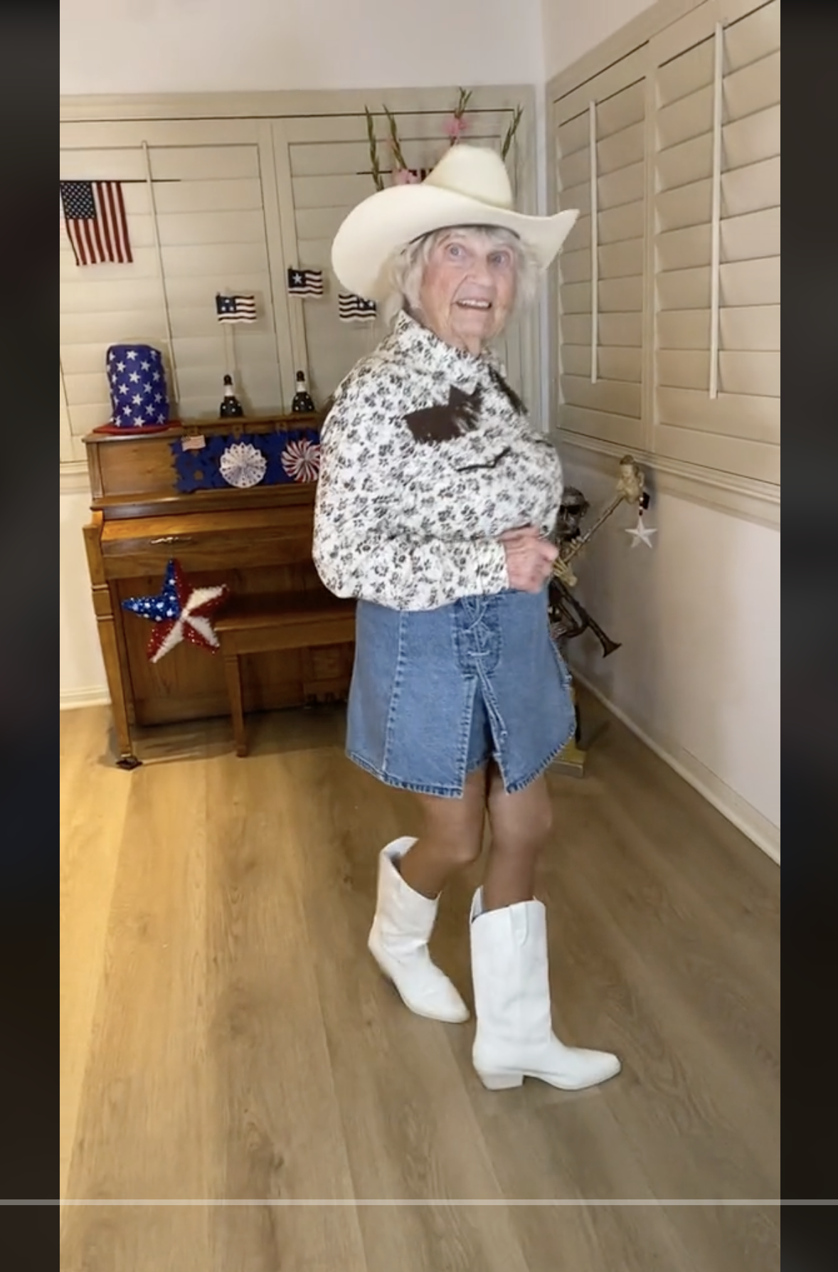 Betsy Lou in a cowboy attire, in a video dated May 7, 2023 | Source: tiktok.com/@betsylou.piano
