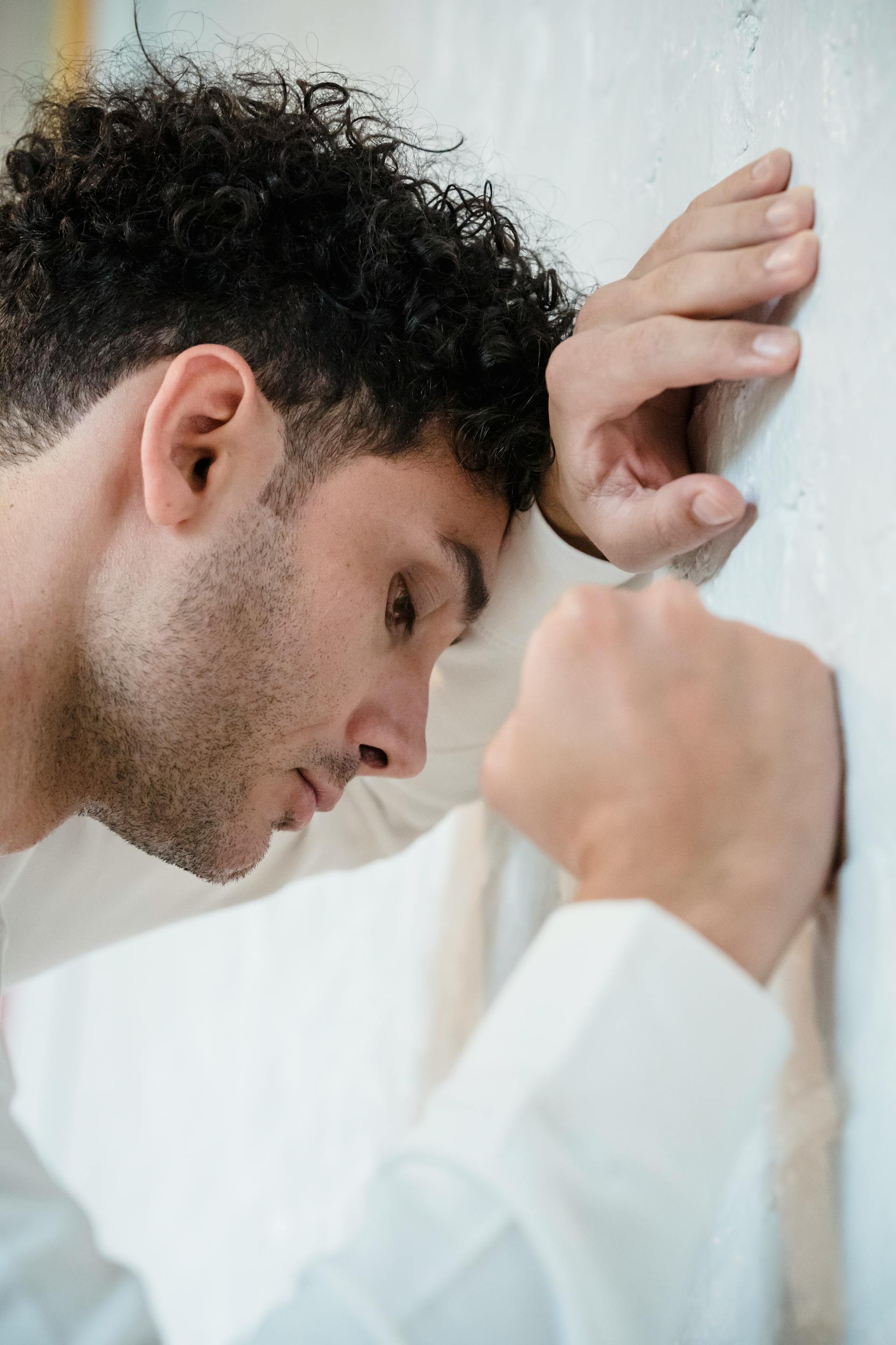 A stressed man facing the wall | Source: Pexels