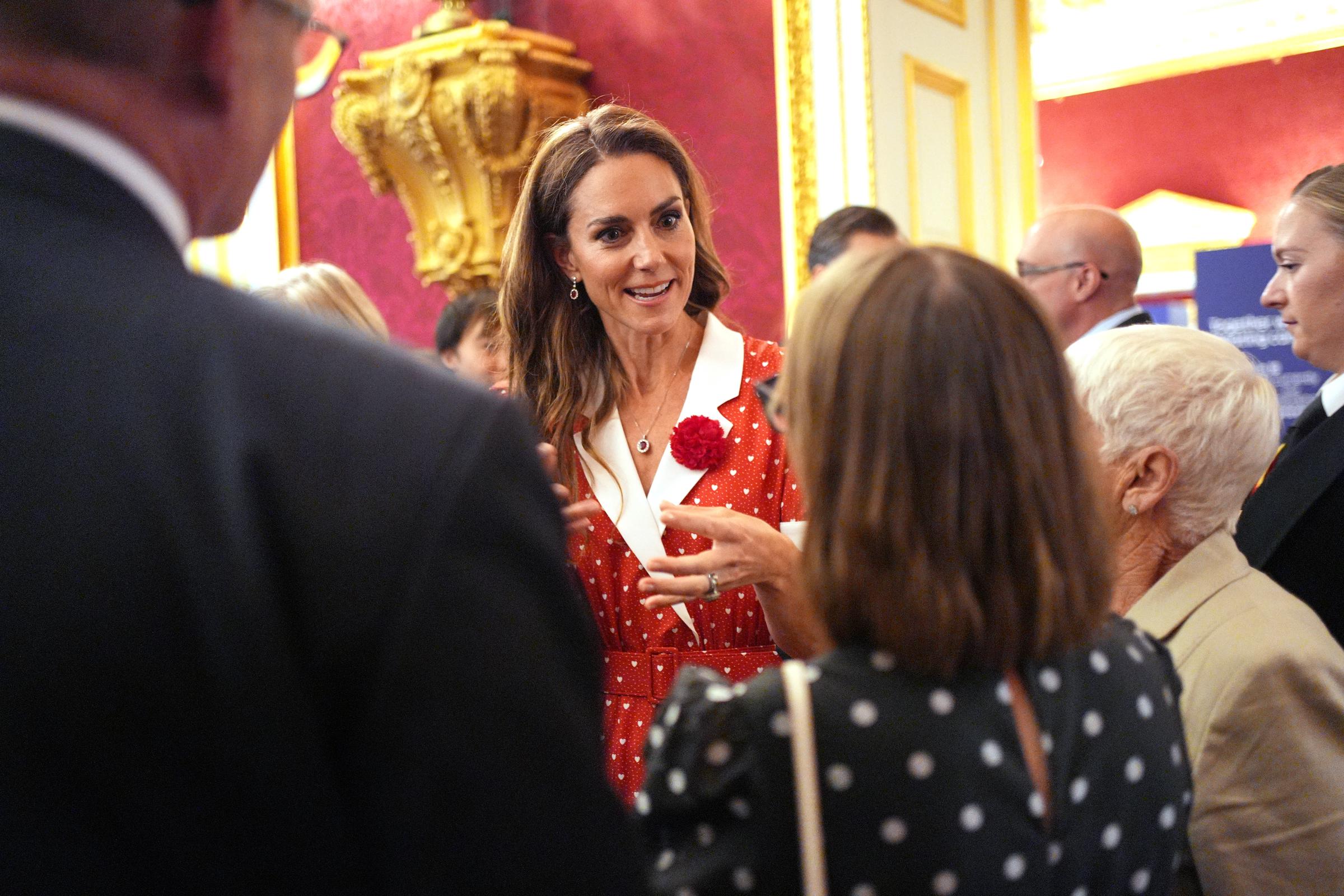 Kate Middleton reacts while engaging with attendees, her expressive features creating one of the evening's most-discussed photographs as online observers dissected every detail of the candid moment.