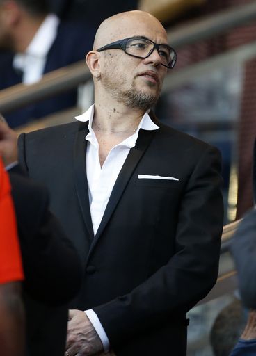 Pascal Obispo assiste au match aller du quart de finale de la Ligue des champions de l'UEFA entre le Paris Saint-Germain (PSG) et le FC Barcelone au stade du Parc des Princes le 15 avril 2015 à Paris, France. | Photo : Getty Images