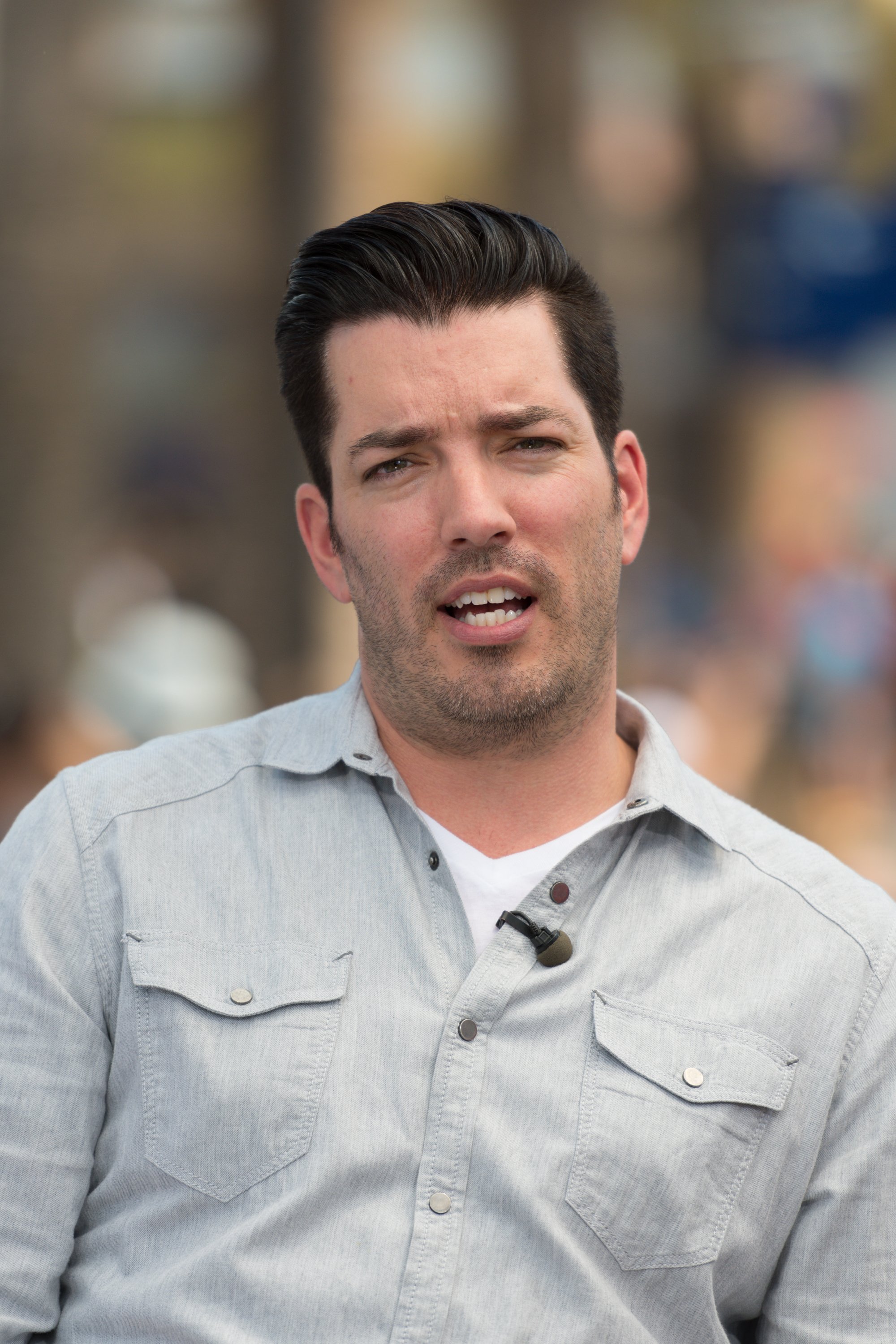 Jonathan Scott from "Property Brothers" visits "Extra" in Universal City, California on July 17, 2017 | Photo: Getty Images