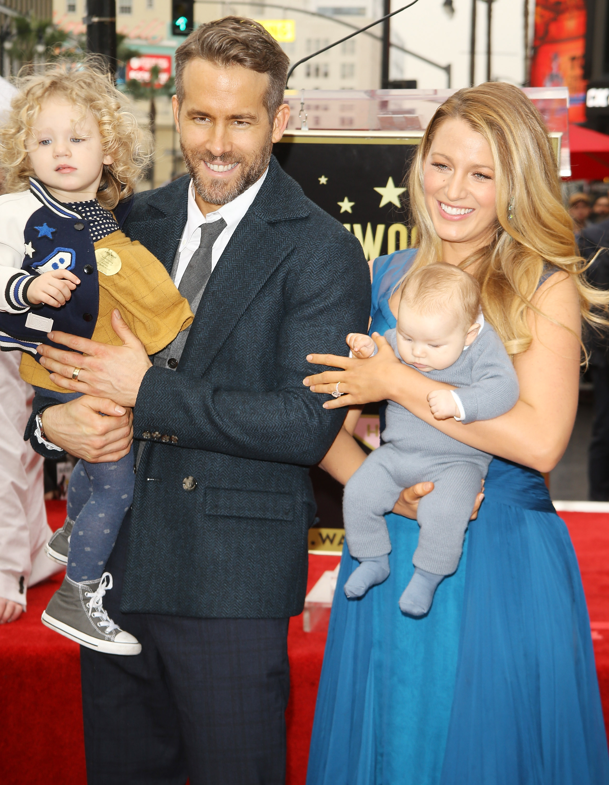 Ryan Reynolds and Blake Lively with their daughters on December 15, 2016, in Hollywood, California | Source: Getty Images