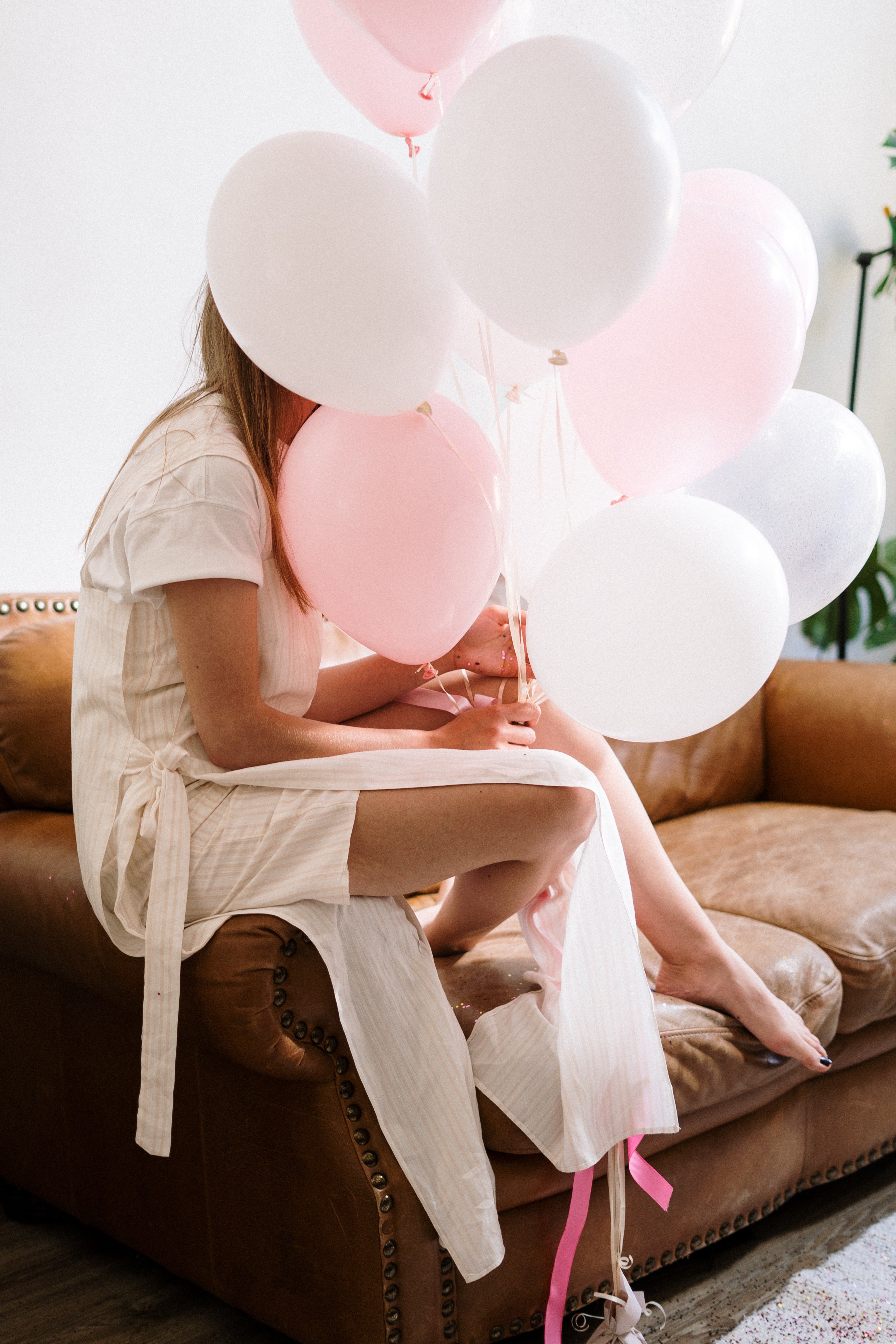 Photo of a cancer survivor holding balloons. | Photo: Pexels