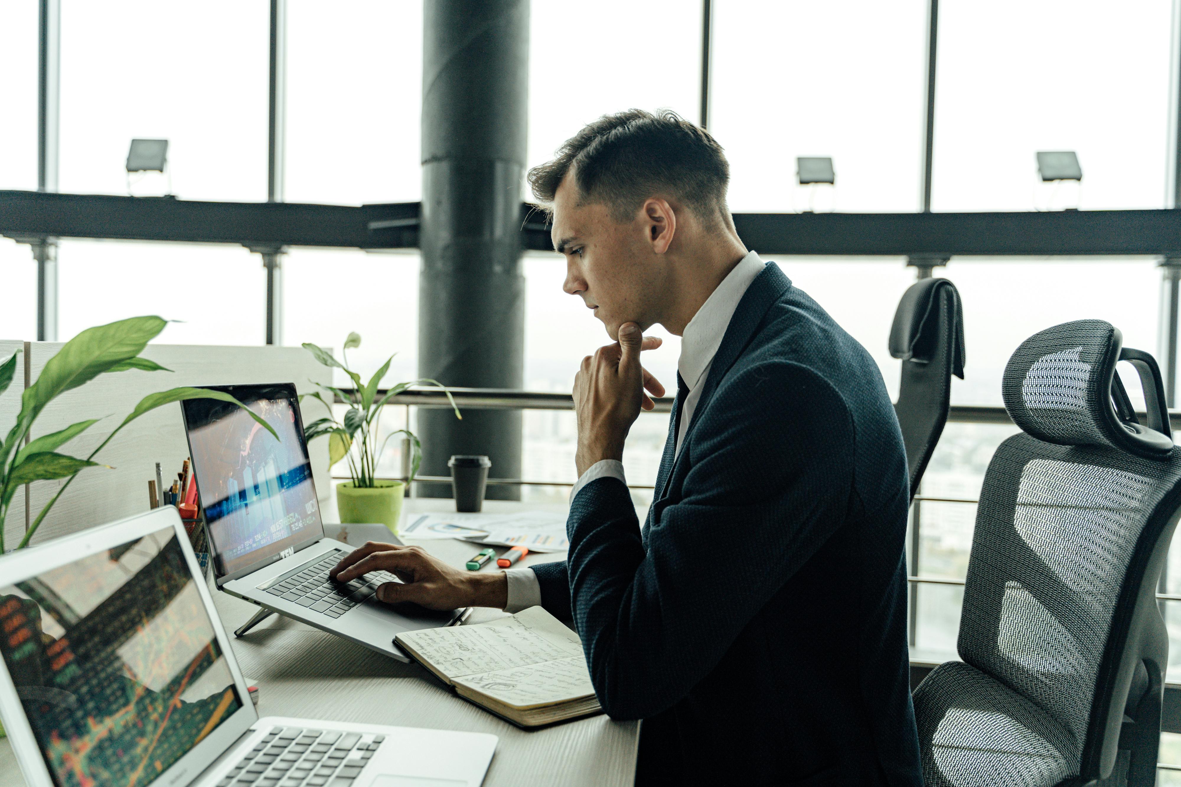 A man busy working | Source: Pexels