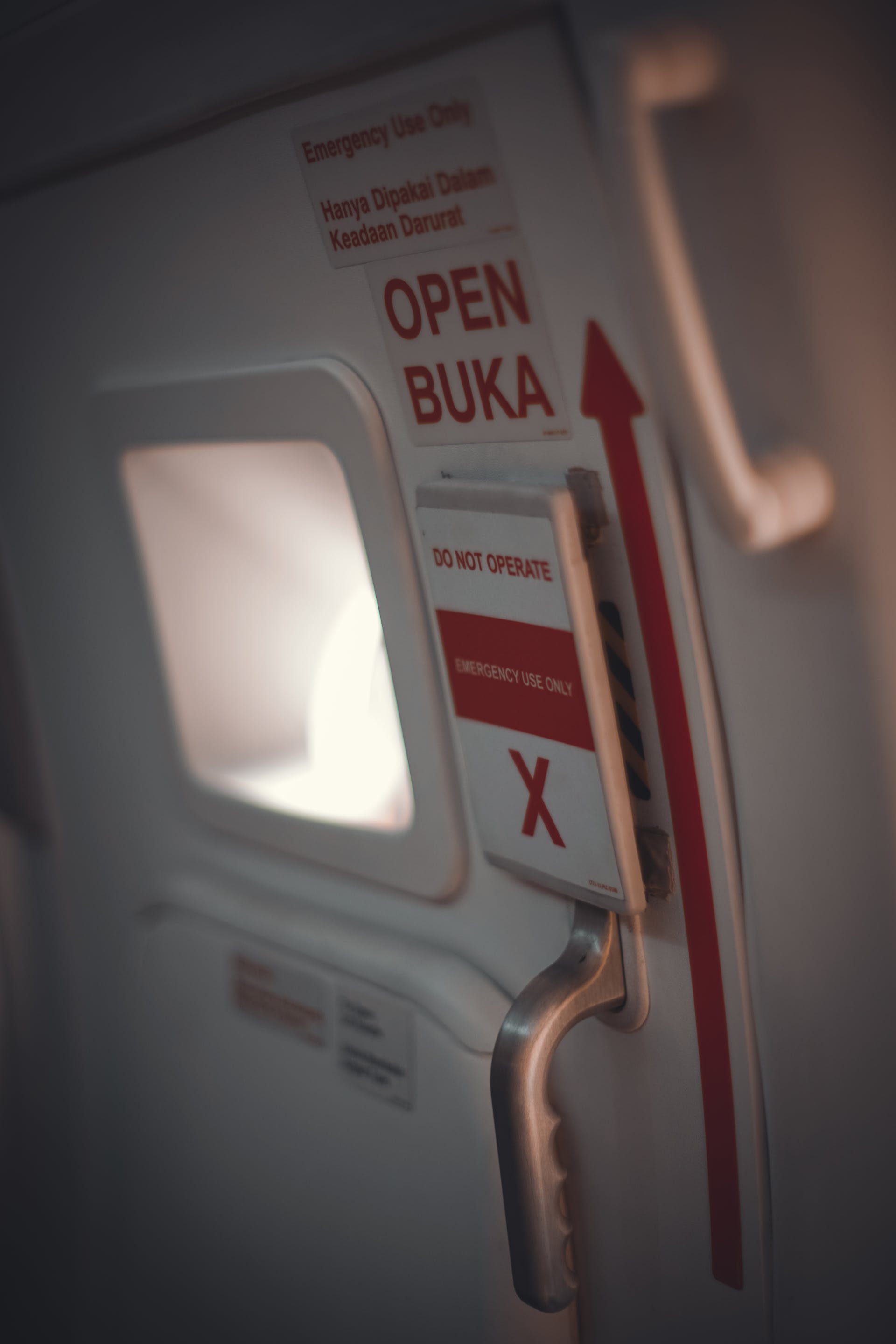 An airplane door | Source: Pexels